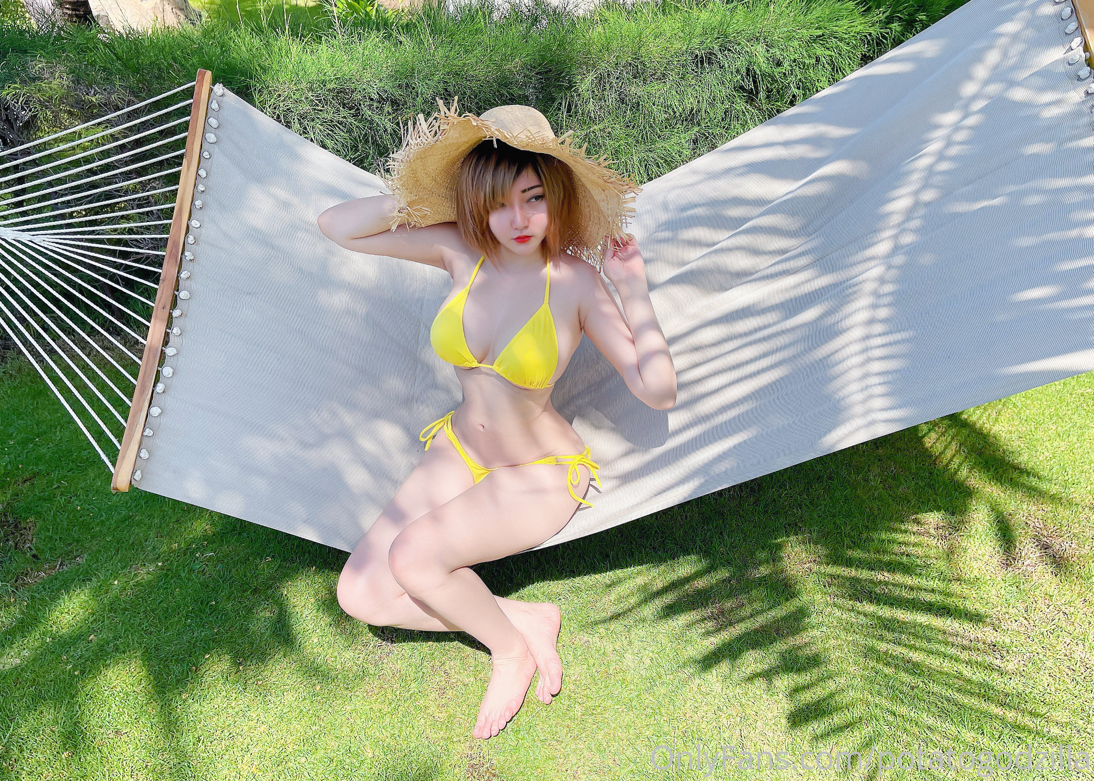 [网红COSER写真] Coser小姐姐Potato Godzilla - Yellow Bikini