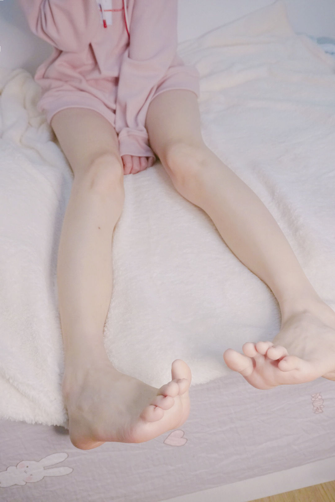 [网红COSER写真] 萌妹子眼酱大魔王w - 裸足