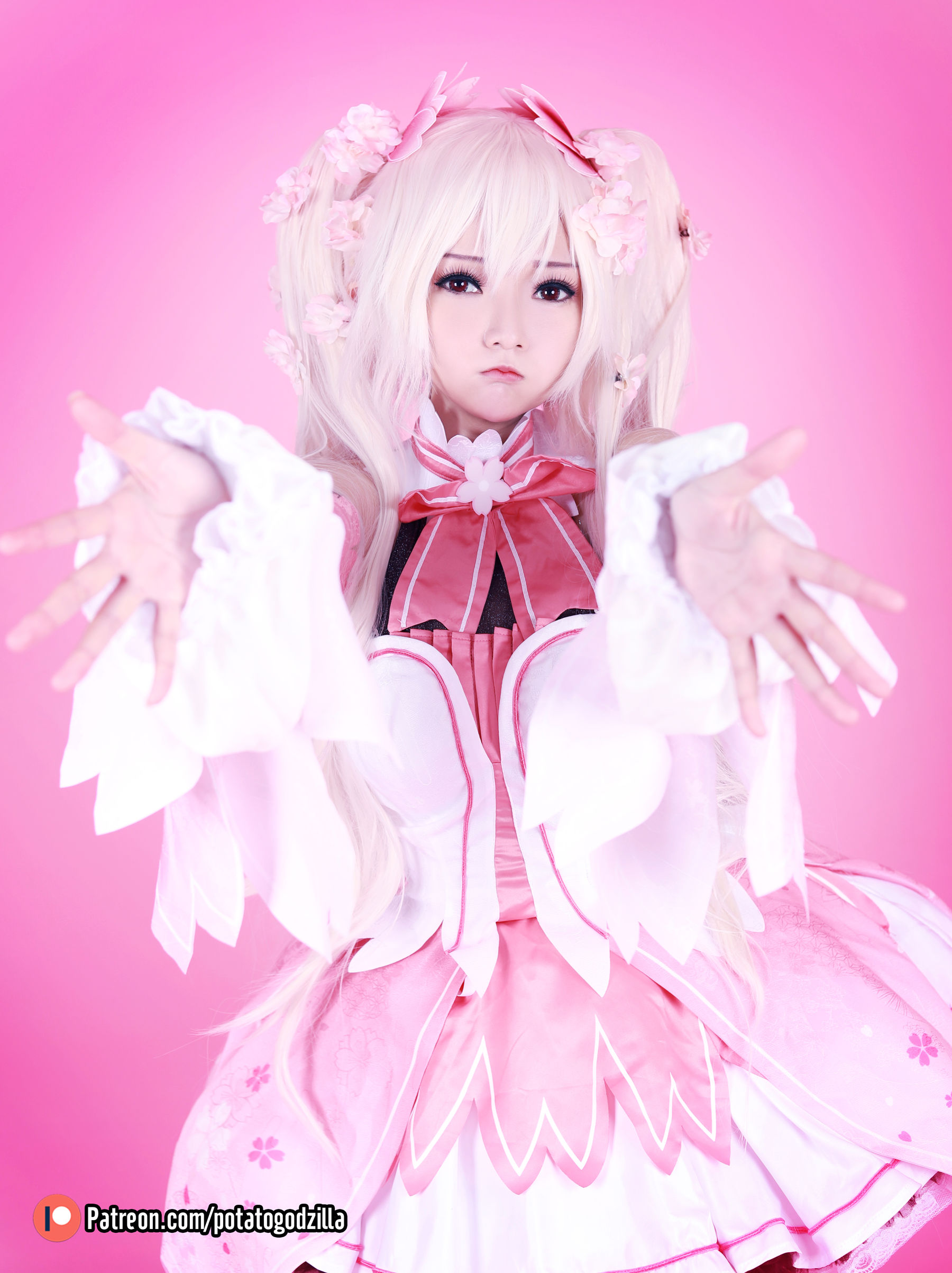 [网红COSER写真] Coser小姐姐Potato Godzilla - Sakura Miku