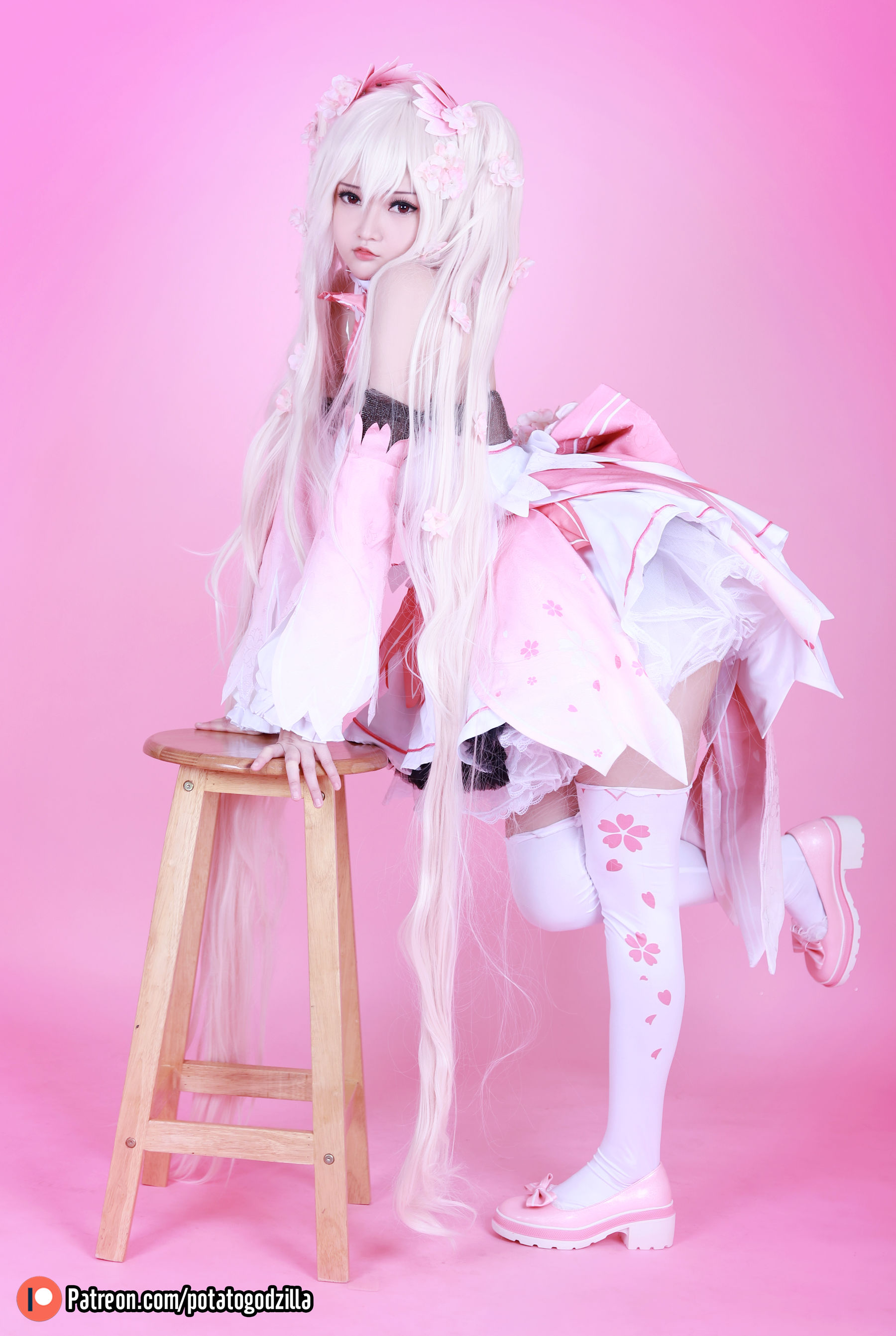 [网红COSER写真] Coser小姐姐Potato Godzilla - Sakura Miku