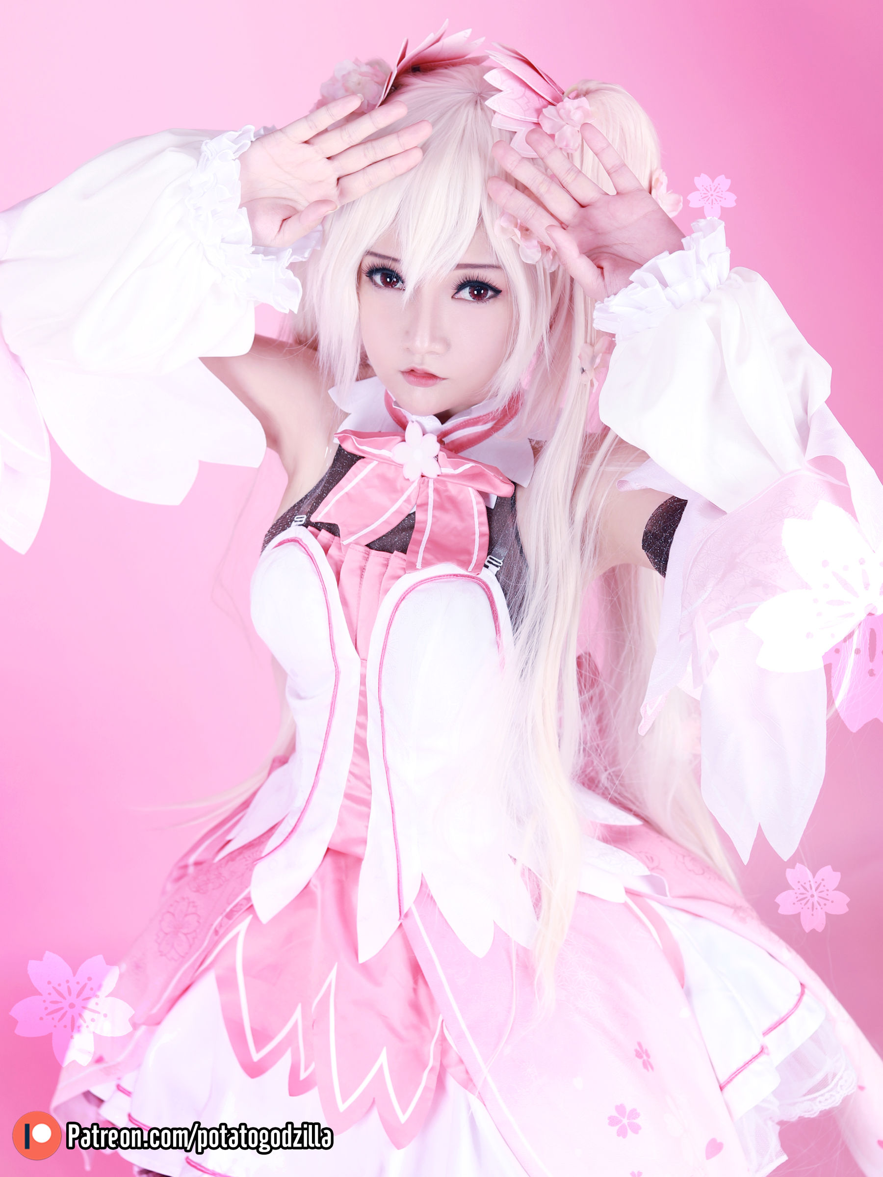 [网红COSER写真] Coser小姐姐Potato Godzilla - Sakura Miku