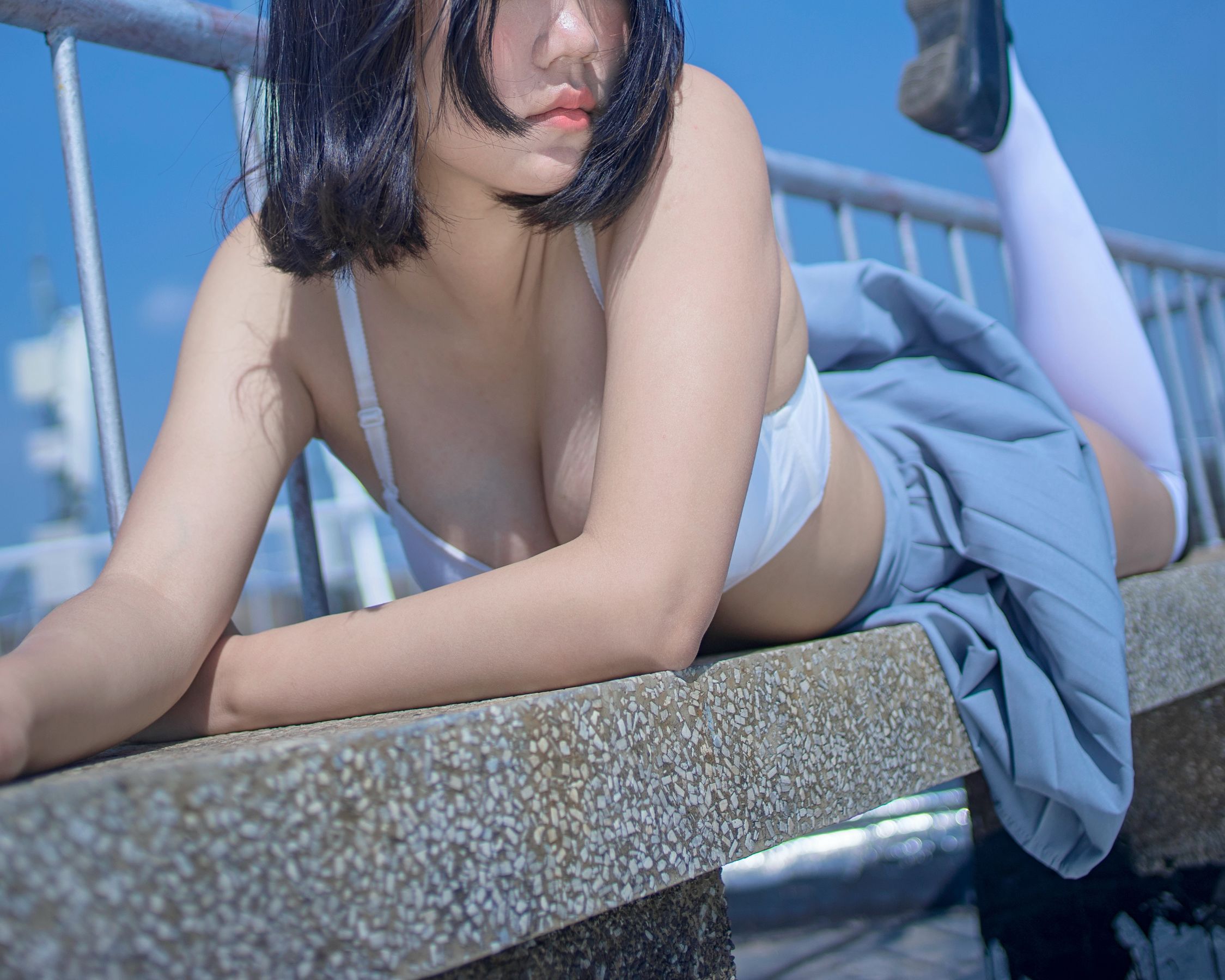 [网红COSER写真] 微博妹子 汐 - 天台JK