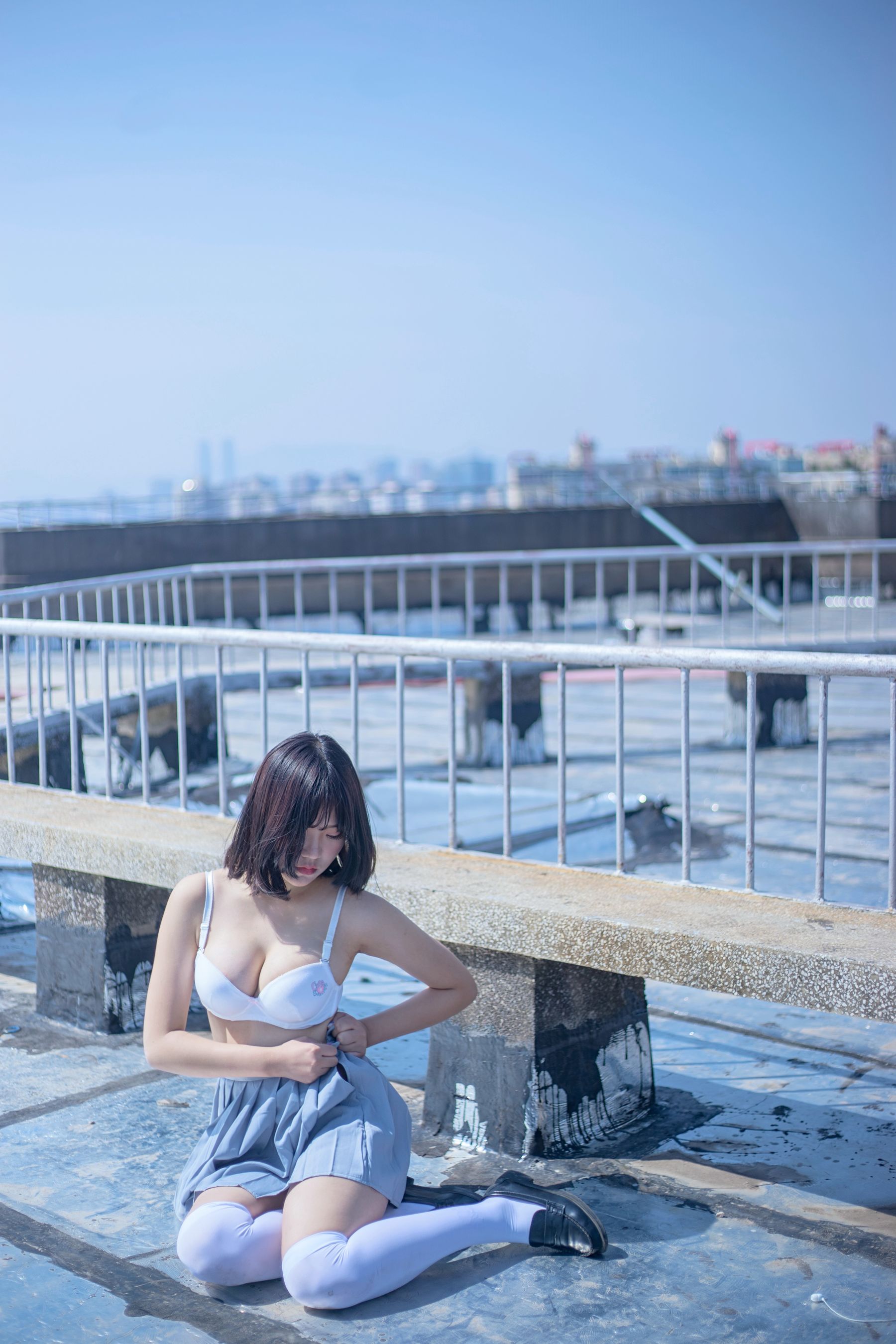 [网红COSER写真] 微博妹子 汐 - 天台JK