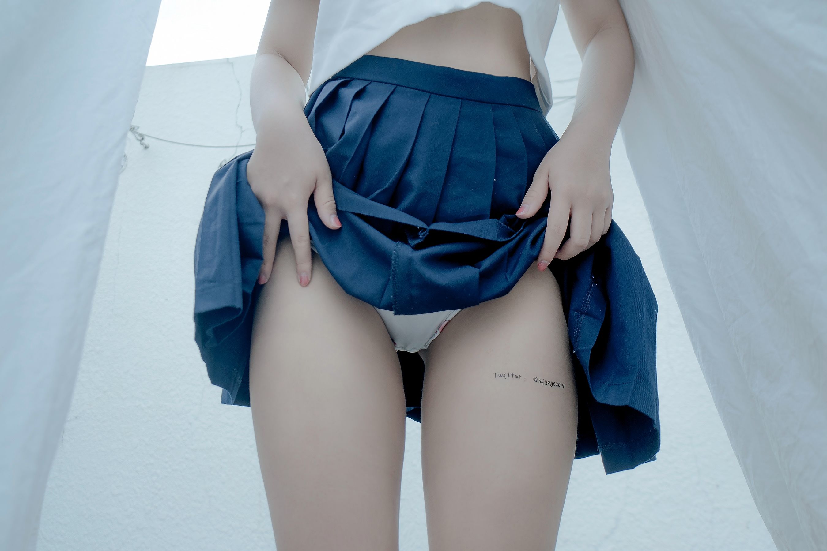 [网红COSER写真] 萌系小姐姐-白烨- - 天台