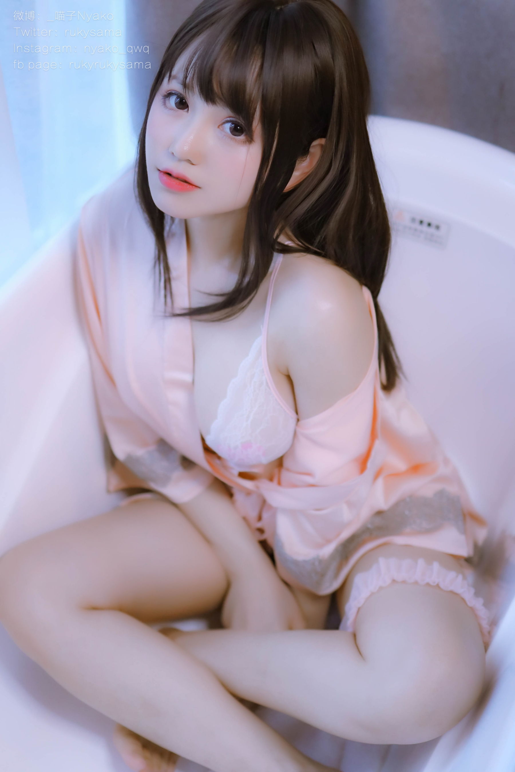 [网红COSER写真] 萌妹子Nyako喵子 - 妄想彼女との同棲生活 之 粉嫩丝绸睡衣