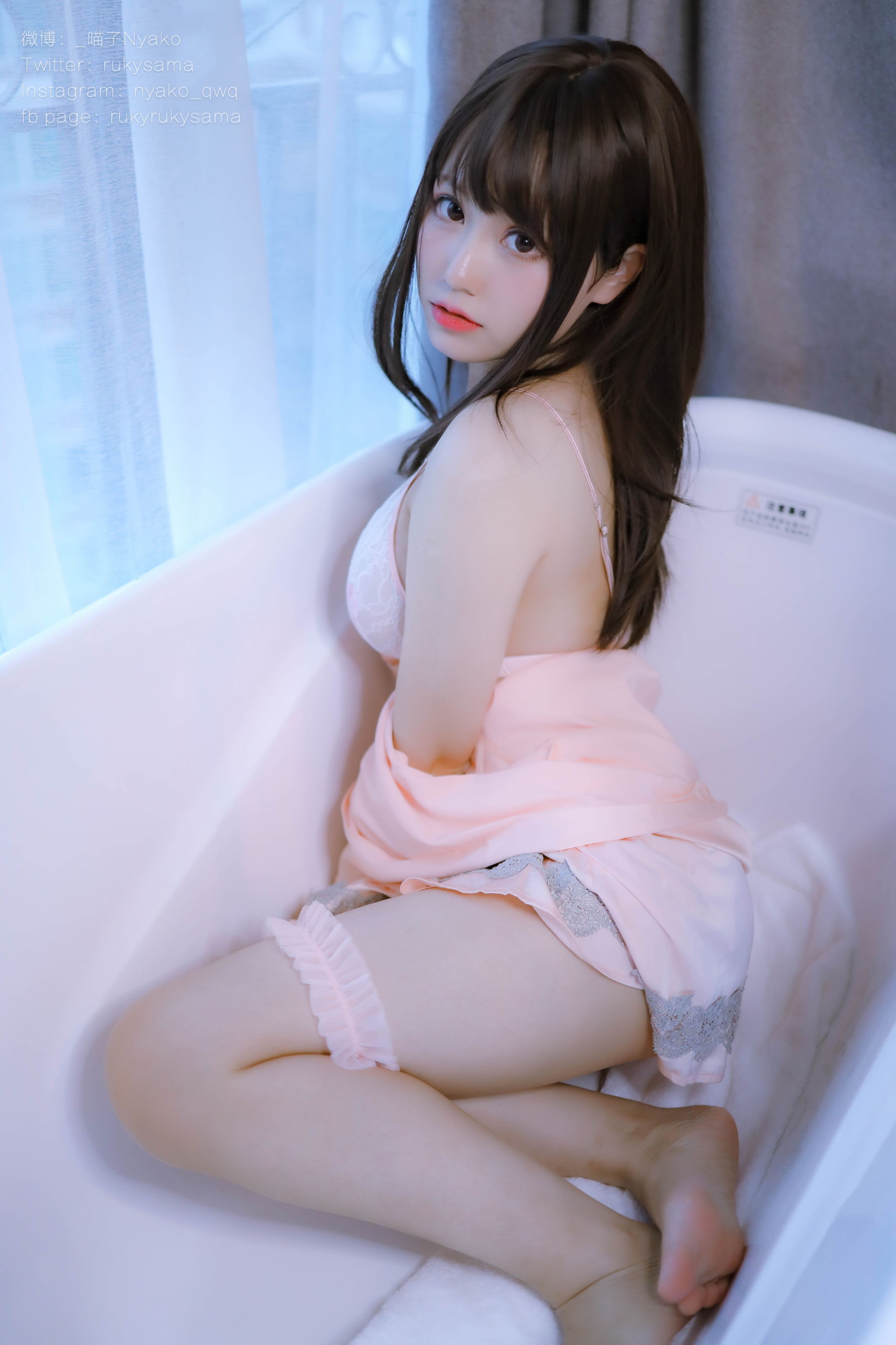 [网红COSER写真] 萌妹子Nyako喵子 - 妄想彼女との同棲生活 之 粉嫩丝绸睡衣