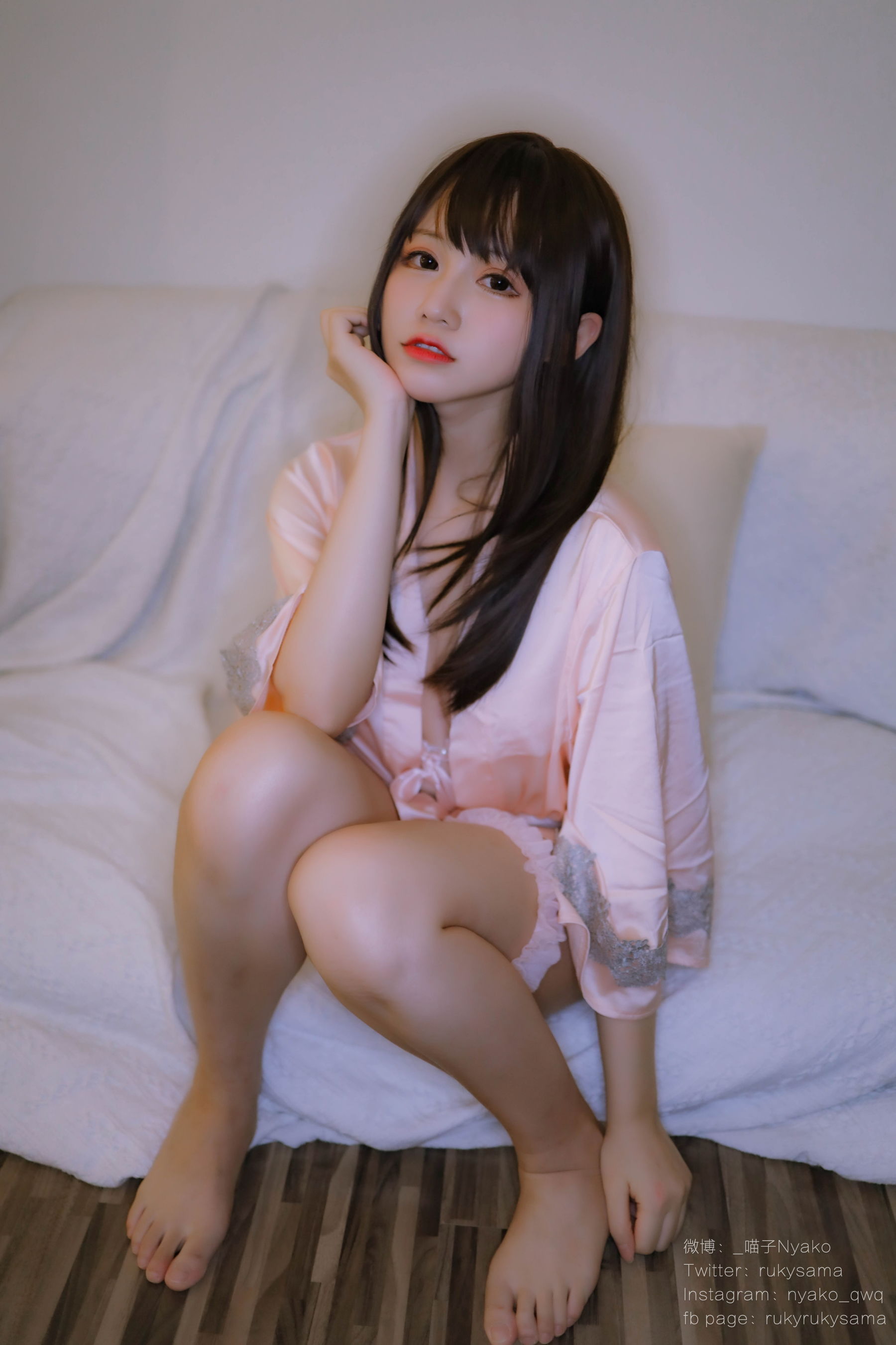 [网红COSER写真] 萌妹子Nyako喵子 - 妄想彼女との同棲生活 之 粉嫩丝绸睡衣