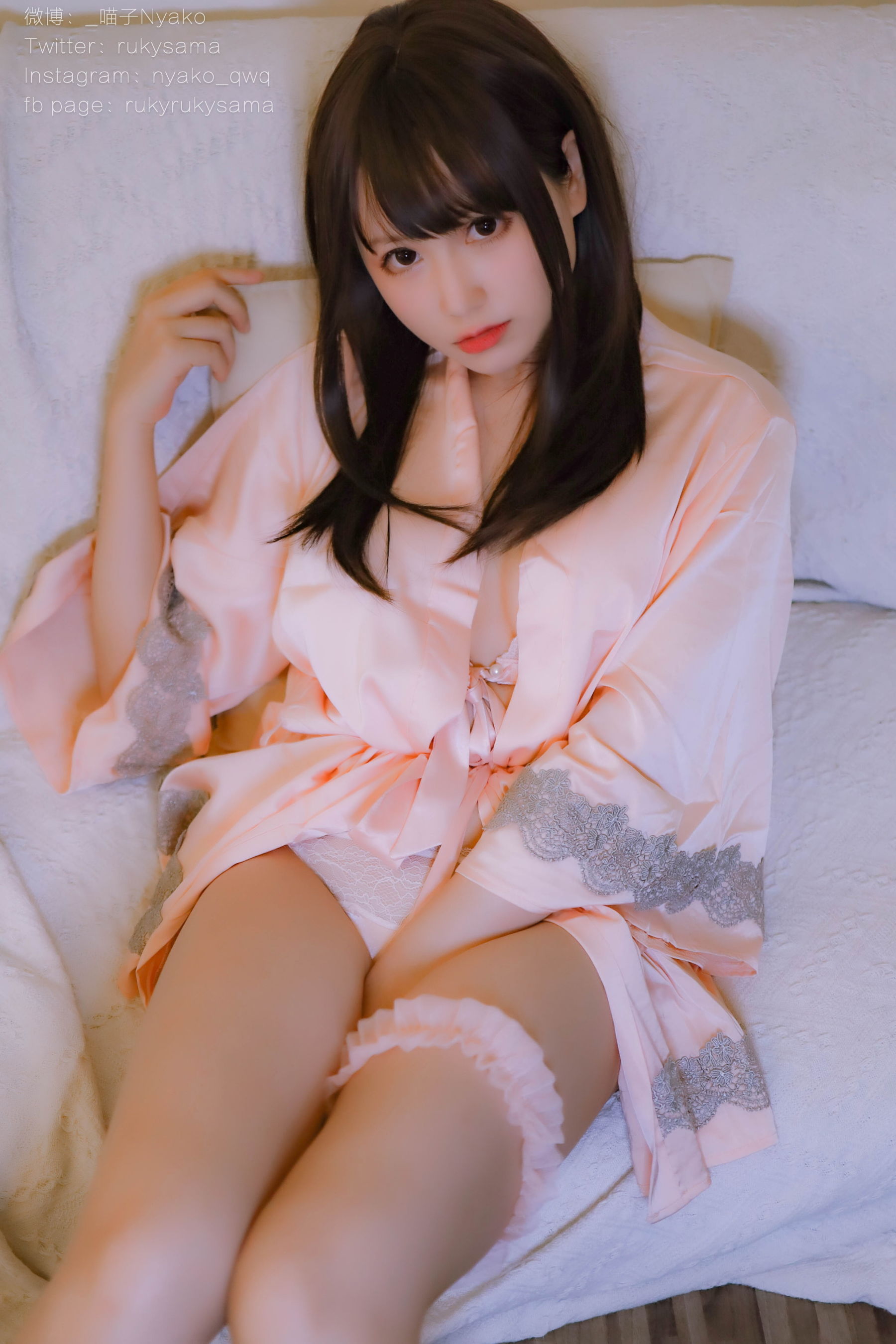 [网红COSER写真] 萌妹子Nyako喵子 - 妄想彼女との同棲生活 之 粉嫩丝绸睡衣