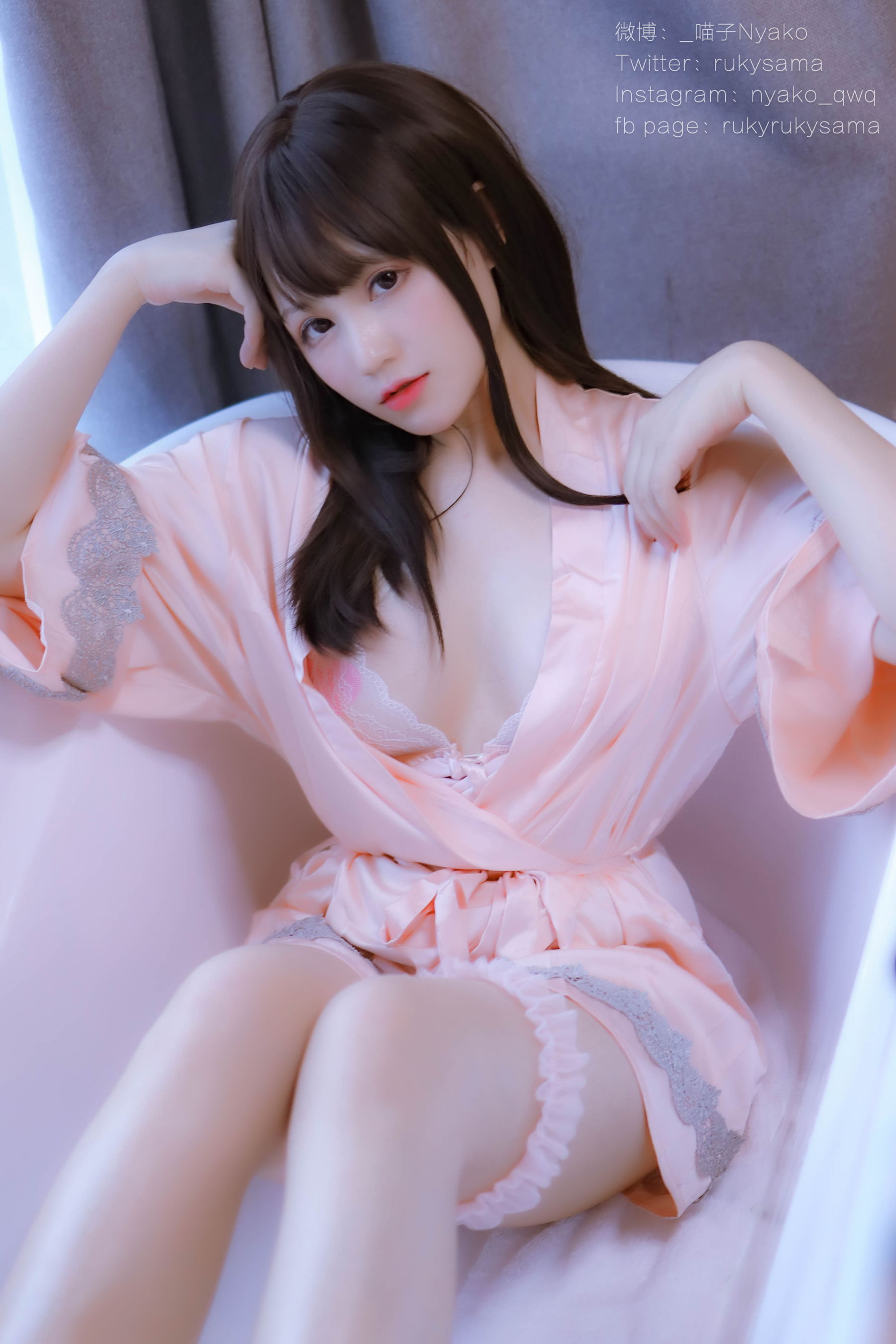 [网红COSER写真] 萌妹子Nyako喵子 - 妄想彼女との同棲生活 之 粉嫩丝绸睡衣