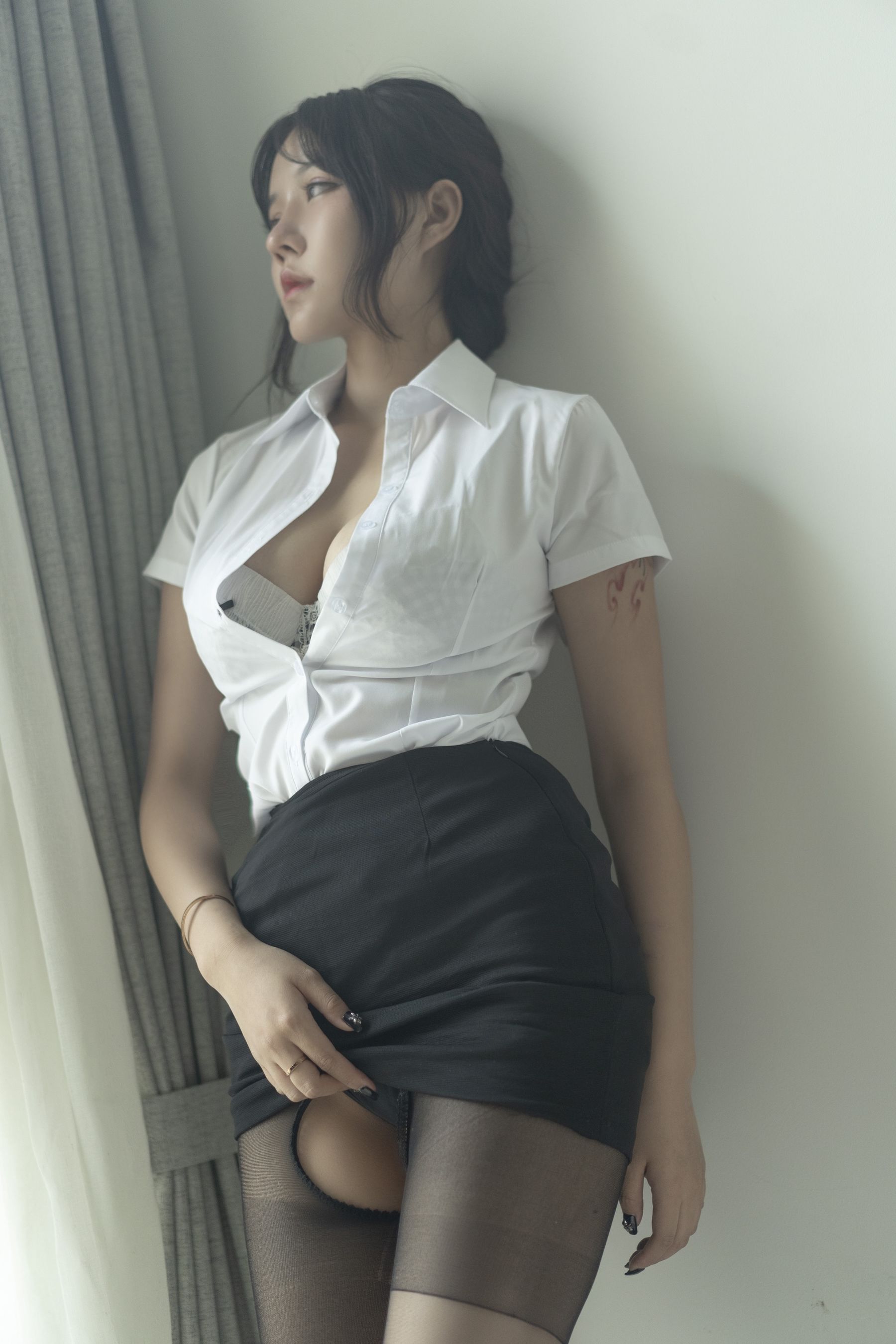 [网红COSER写真] 微博妹子 汐 - 制服
