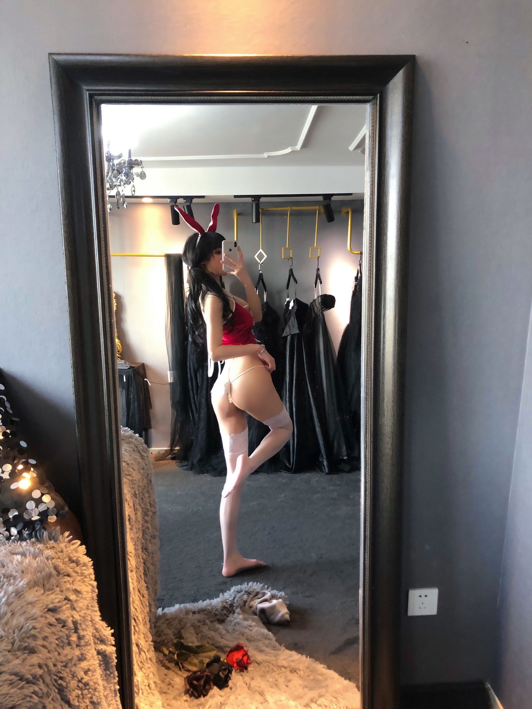 [网红COSER写真] 动漫博主阿包也是兔娘 - 红色兔兔