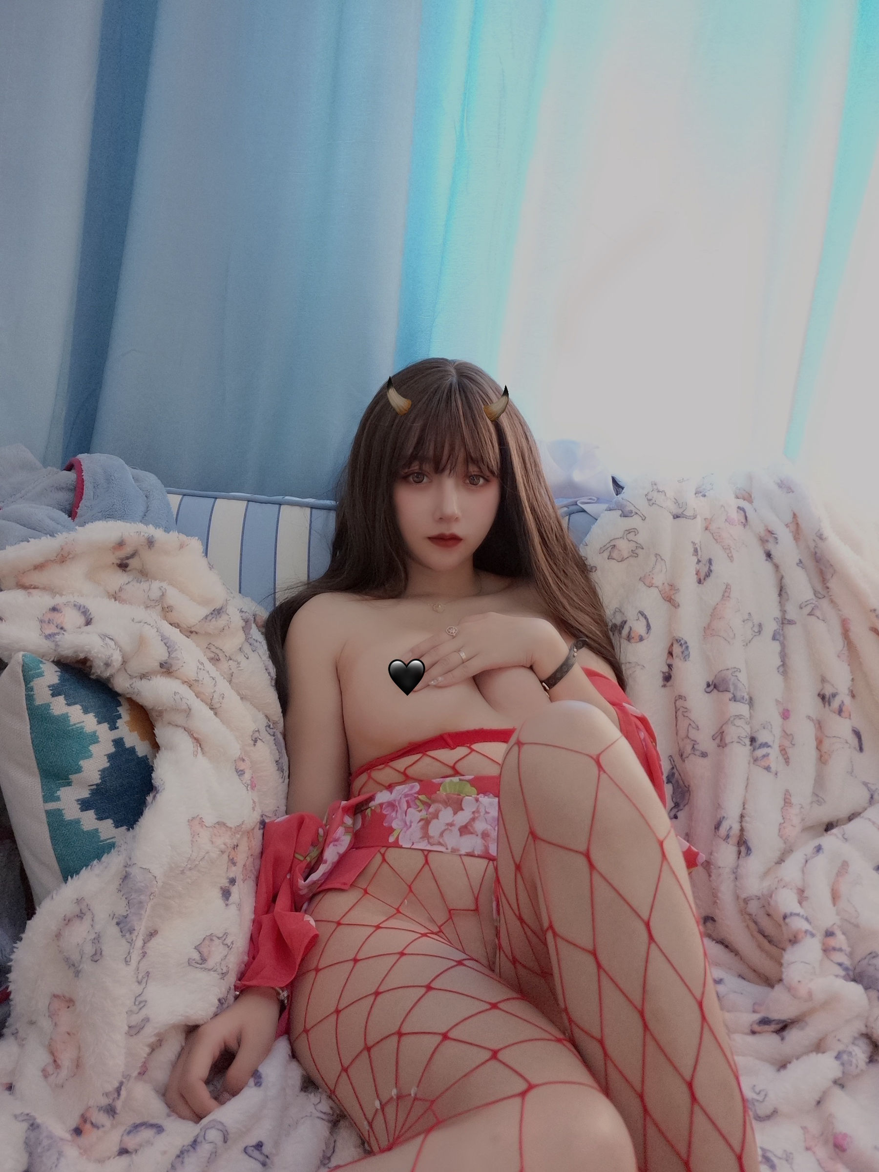 [网红COSER写真] 斗鱼米线线sama写真 - 红色网袜