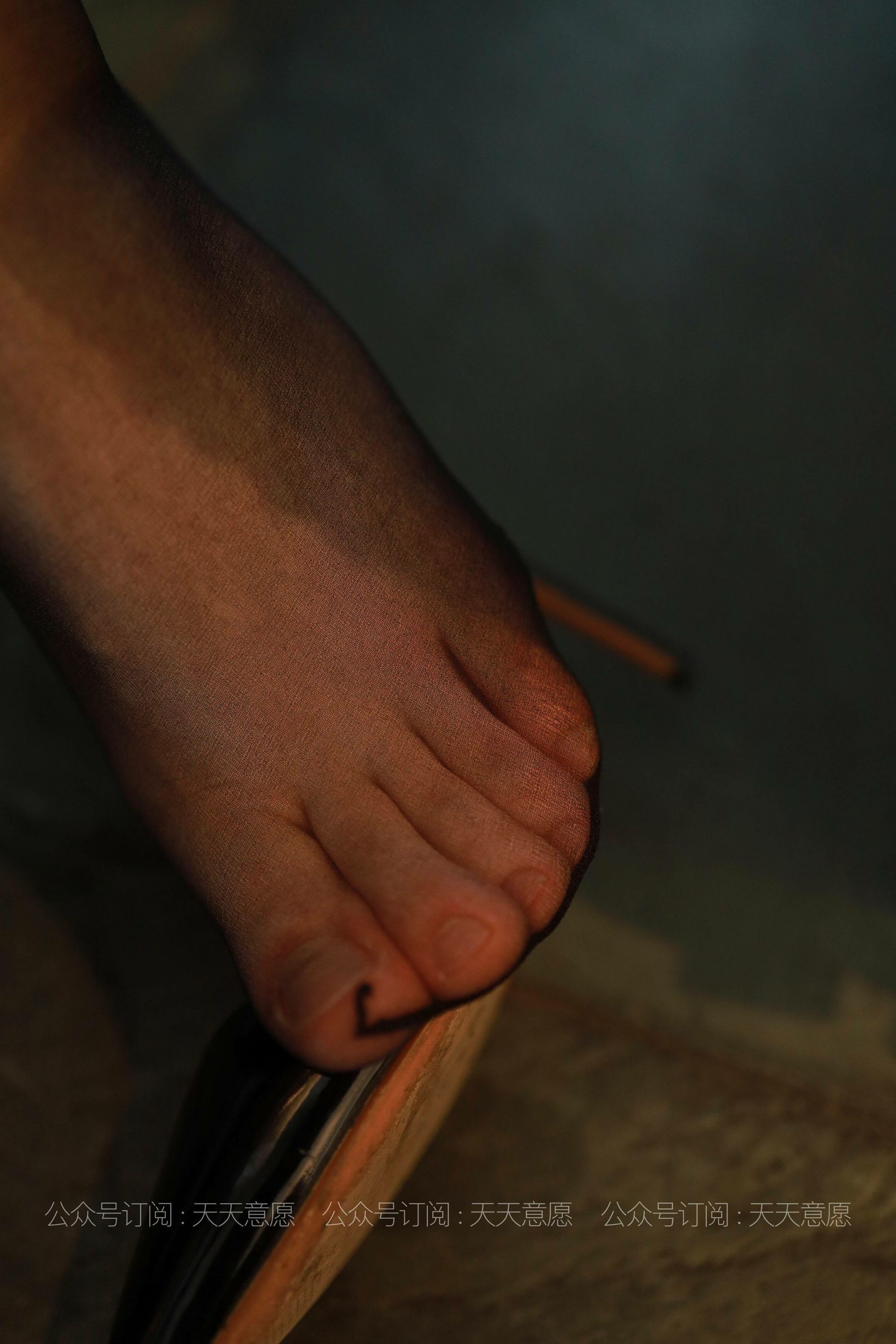 [IESS异思趣向] 丝享家818 小婕 《黑丝下午茶》 丝袜美腿套图