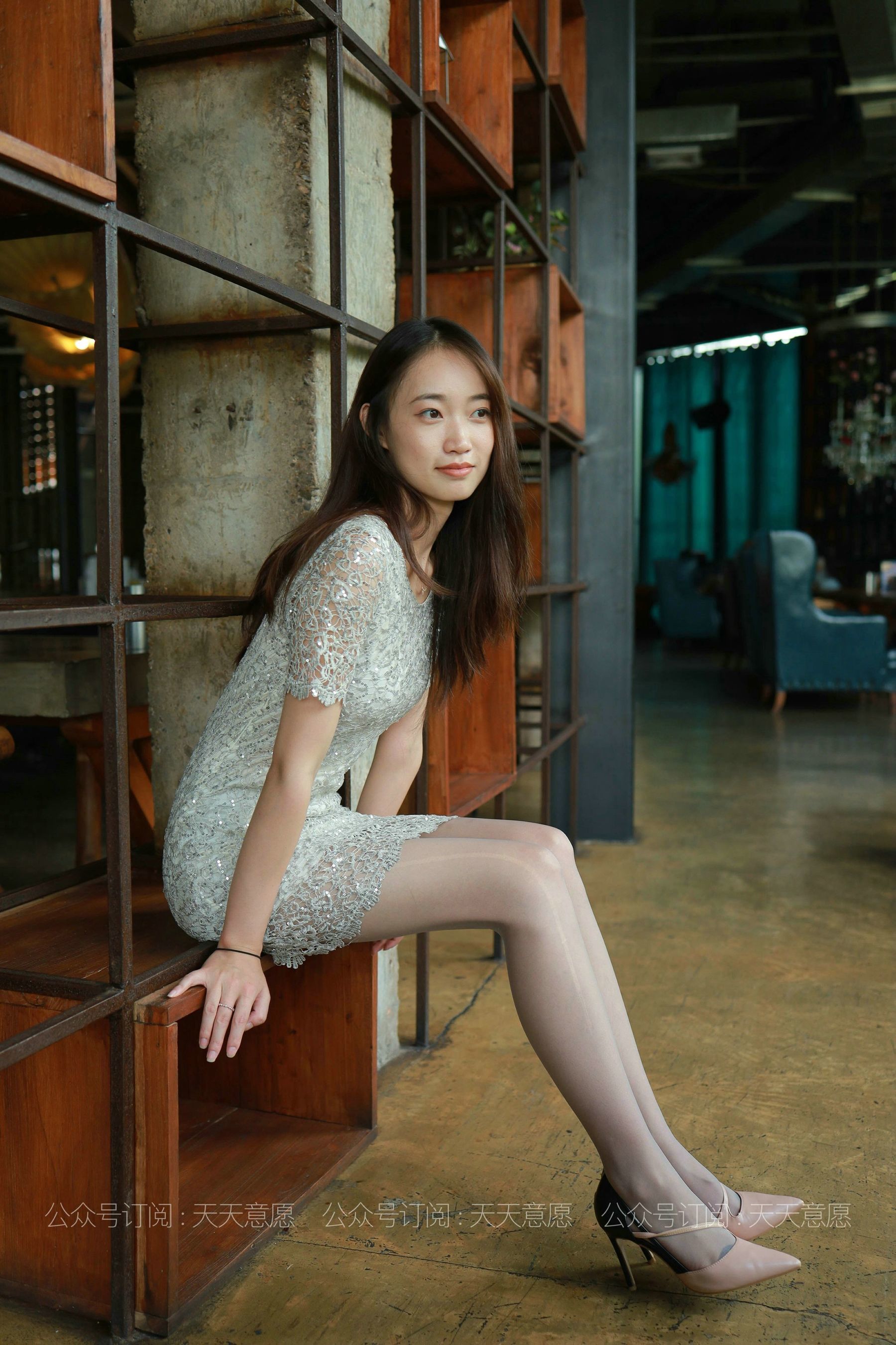 [IESS异思趣向] 丝享家 821：新人小高《初次见面》美腿丝袜套图