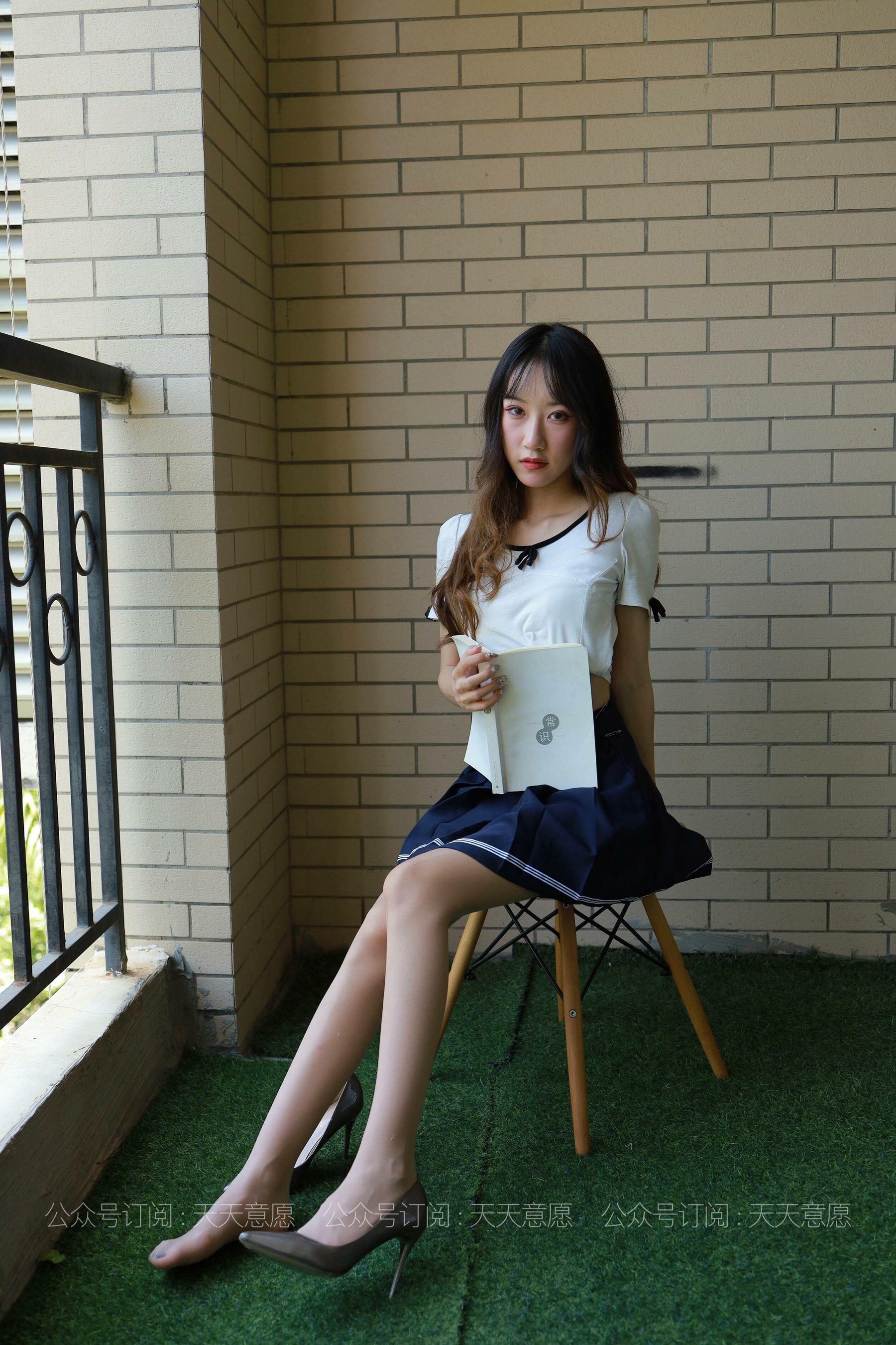 [IESS异思趣向] 丝享家 823：怡怡《长腿少女 新人报道》 丝袜美腿套图