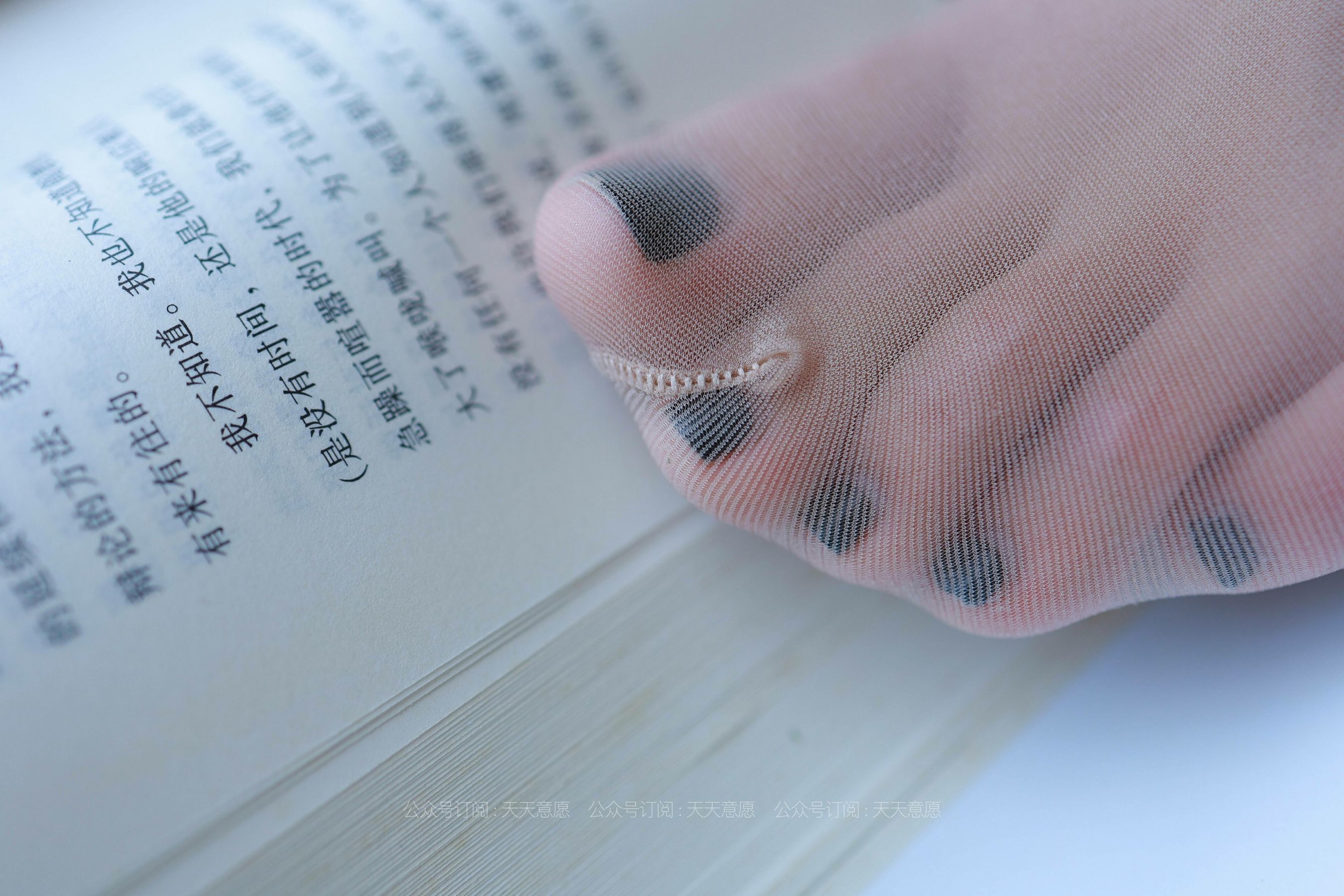 [IESS异思趣向] 丝享家 823：怡怡《长腿少女 新人报道》 丝袜美腿套图
