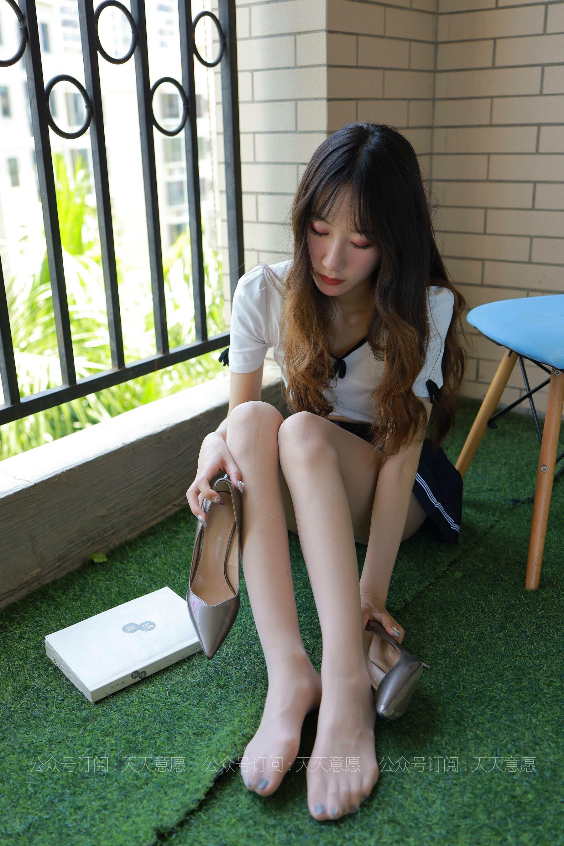 [IESS异思趣向] 丝享家 823：怡怡《长腿少女 新人报道》 丝袜美腿套图