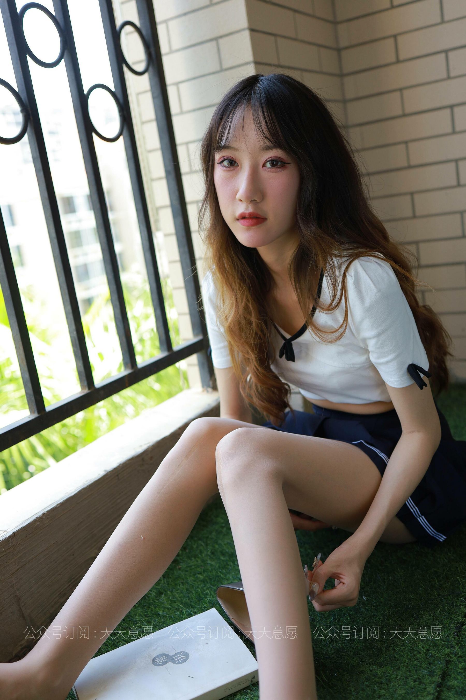 [IESS异思趣向] 丝享家 823：怡怡《长腿少女 新人报道》 丝袜美腿套图