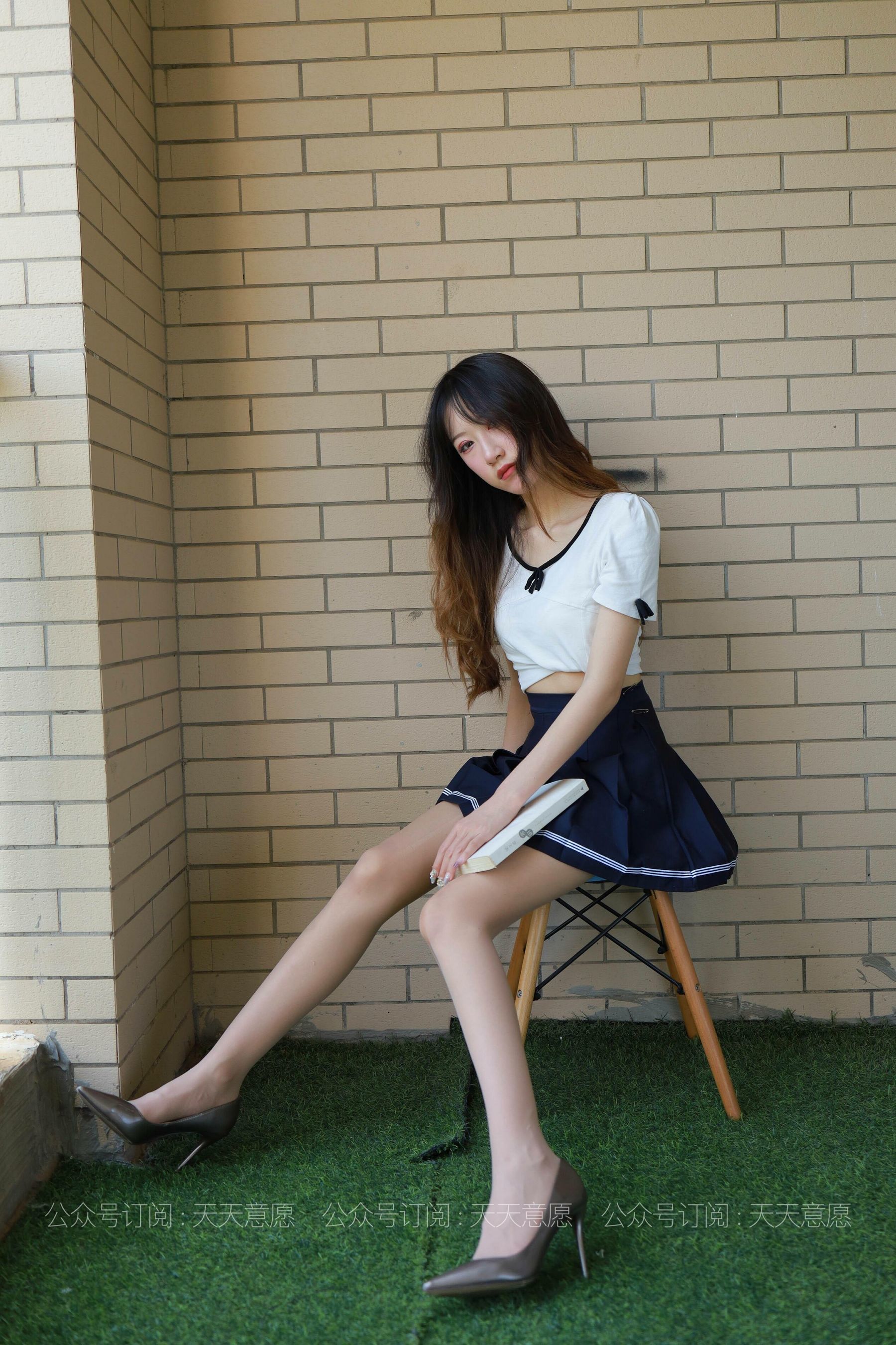 [IESS异思趣向] 丝享家 823：怡怡《长腿少女 新人报道》 丝袜美腿套图
