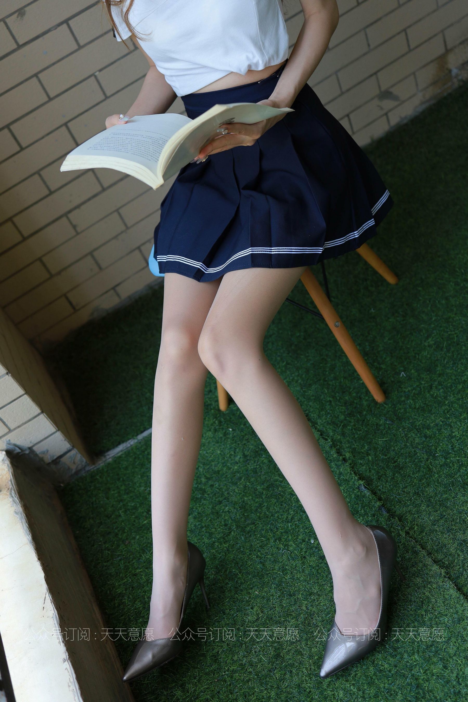 [IESS异思趣向] 丝享家 823：怡怡《长腿少女 新人报道》 丝袜美腿套图