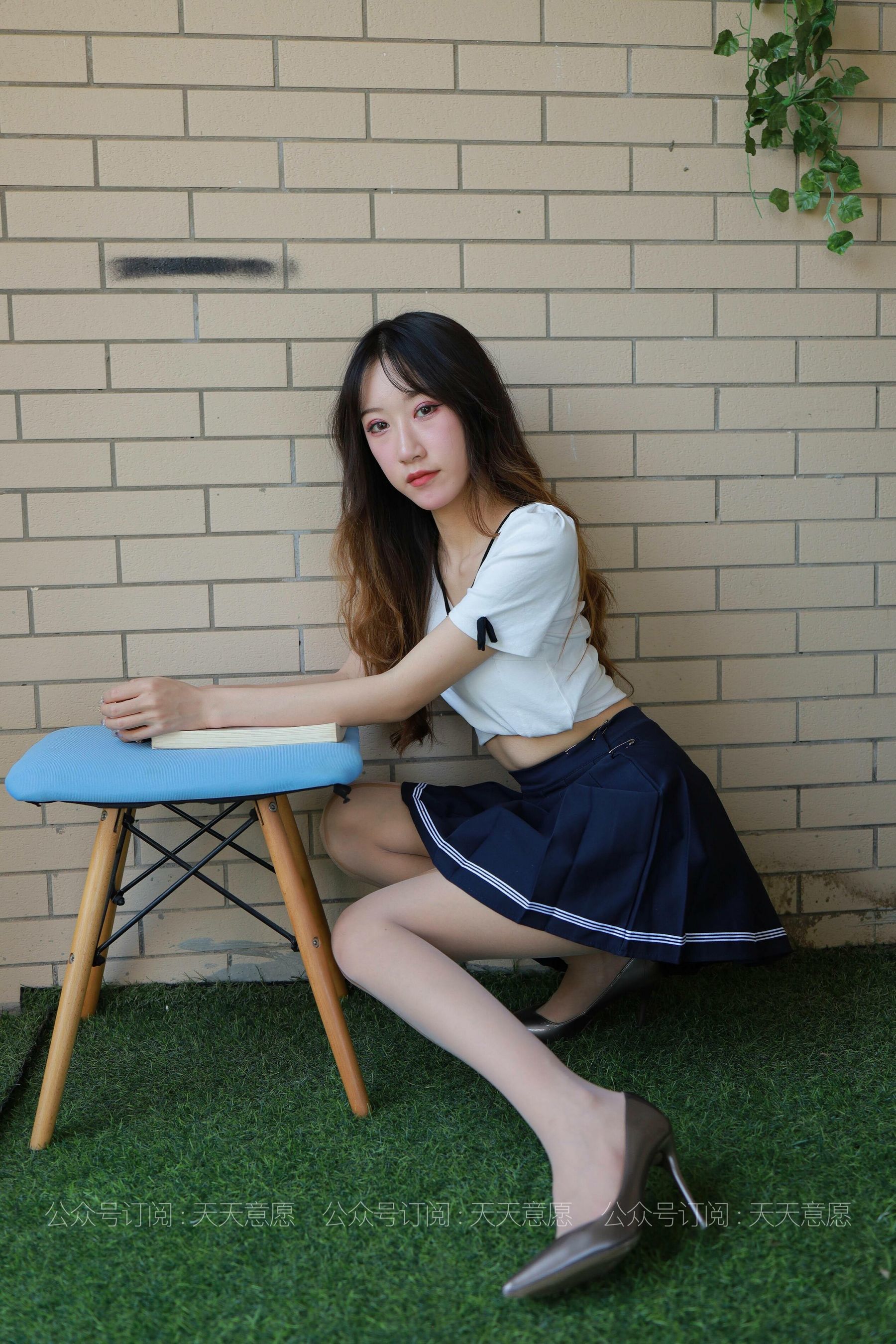 [IESS异思趣向] 丝享家 823：怡怡《长腿少女 新人报道》 丝袜美腿套图