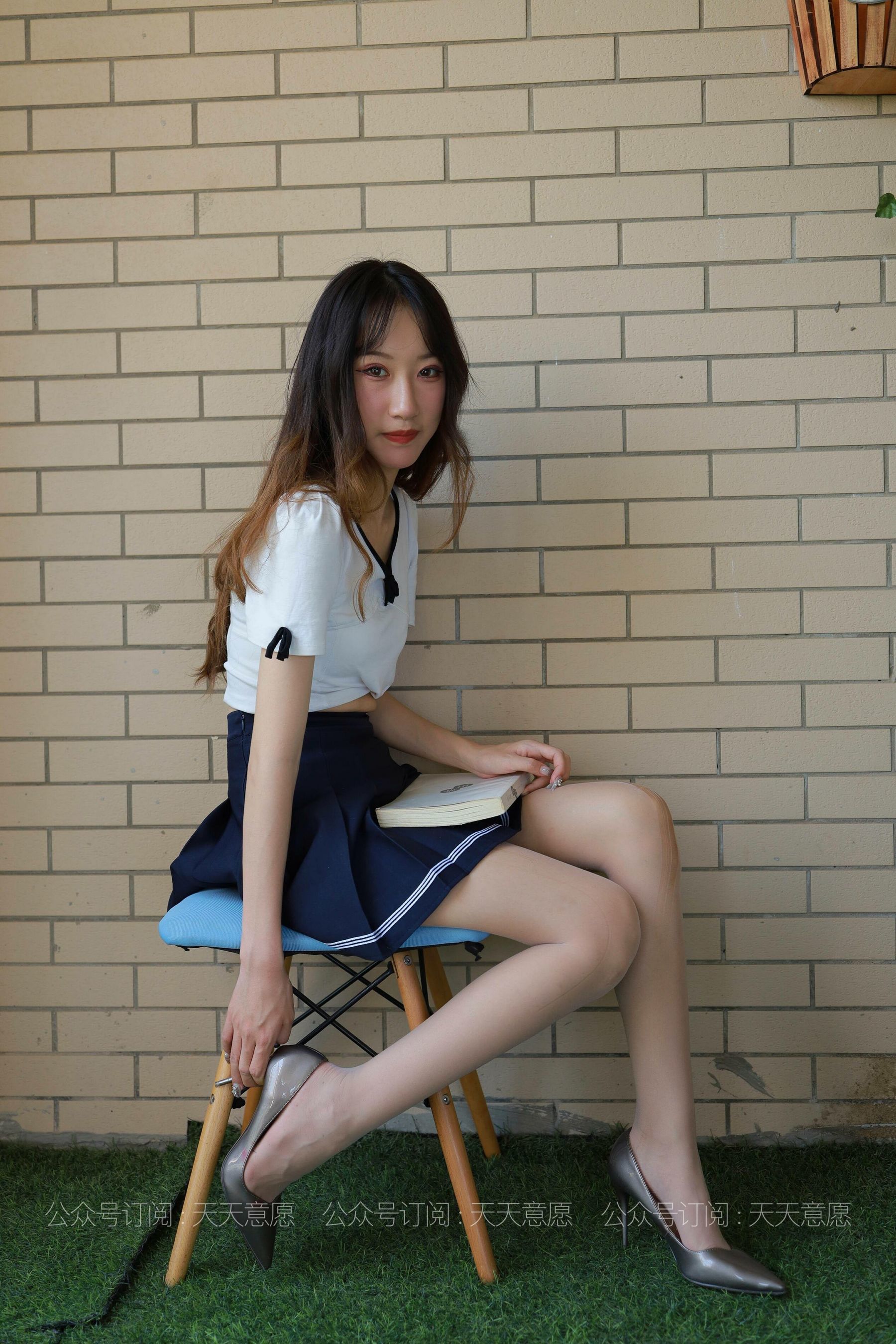 [IESS异思趣向] 丝享家 823：怡怡《长腿少女 新人报道》 丝袜美腿套图