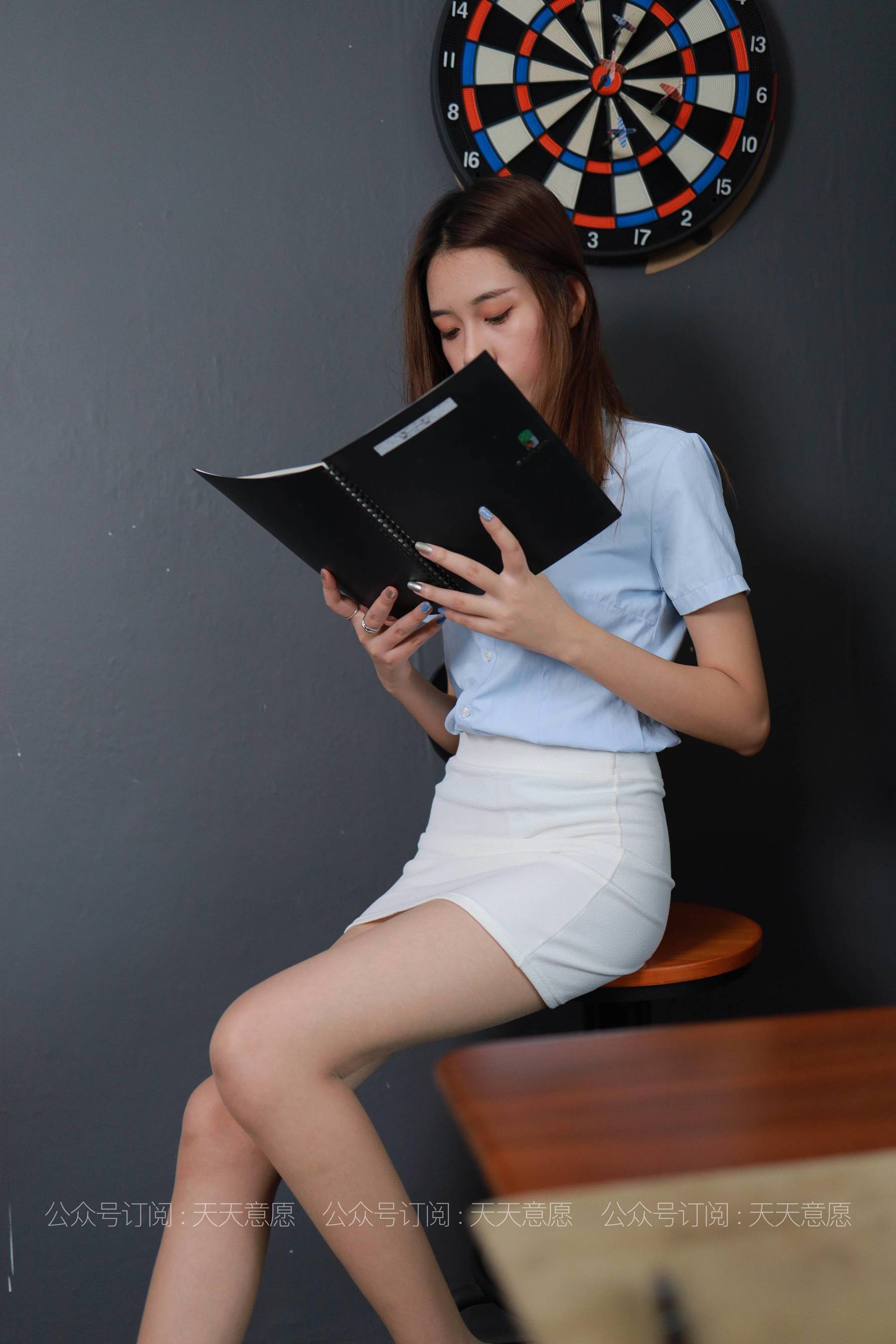 [IESS异思趣向] 丝享家 825：西瓜《能干的长腿秘书》 丝袜美腿套图