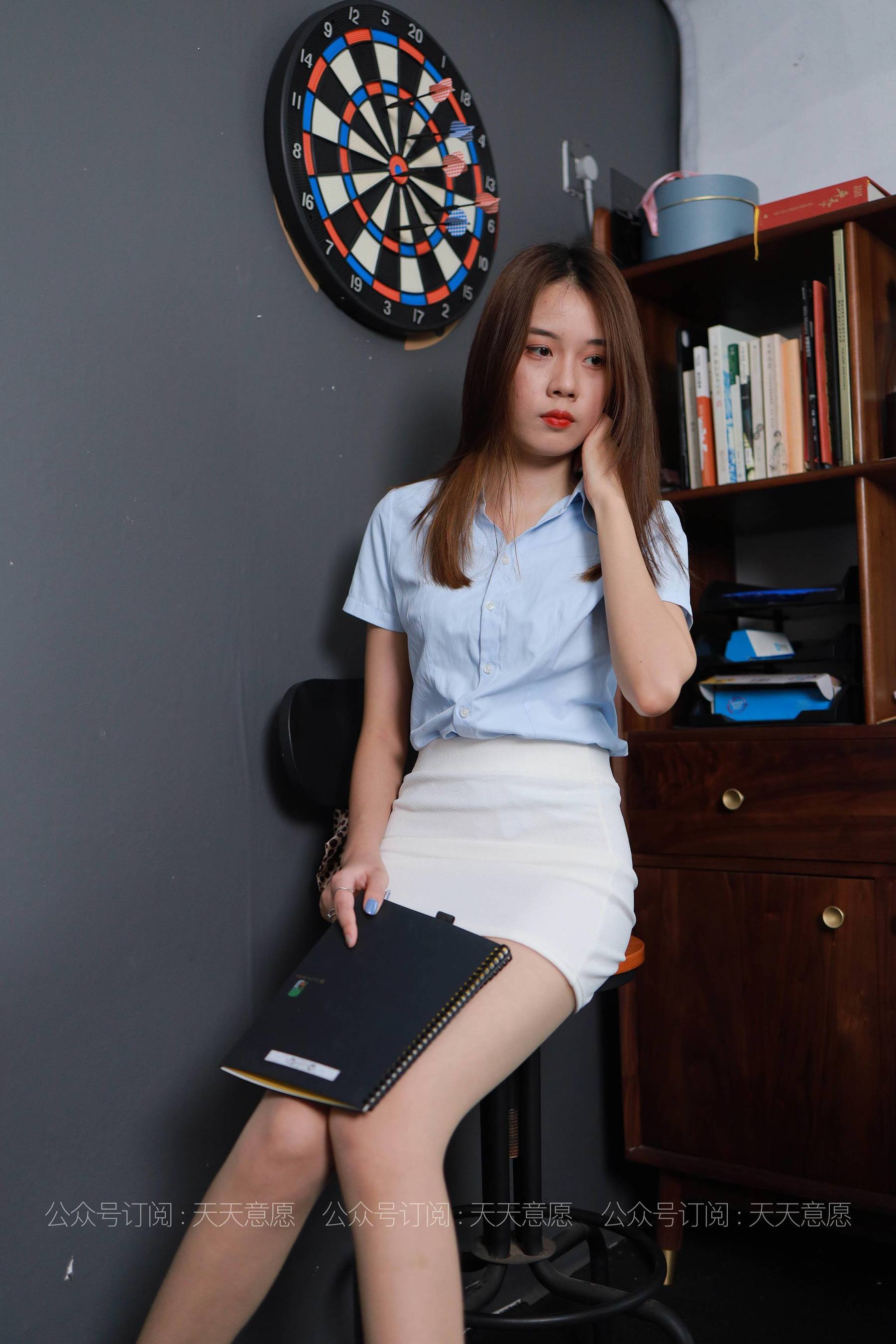 [IESS异思趣向] 丝享家 825：西瓜《能干的长腿秘书》 丝袜美腿套图