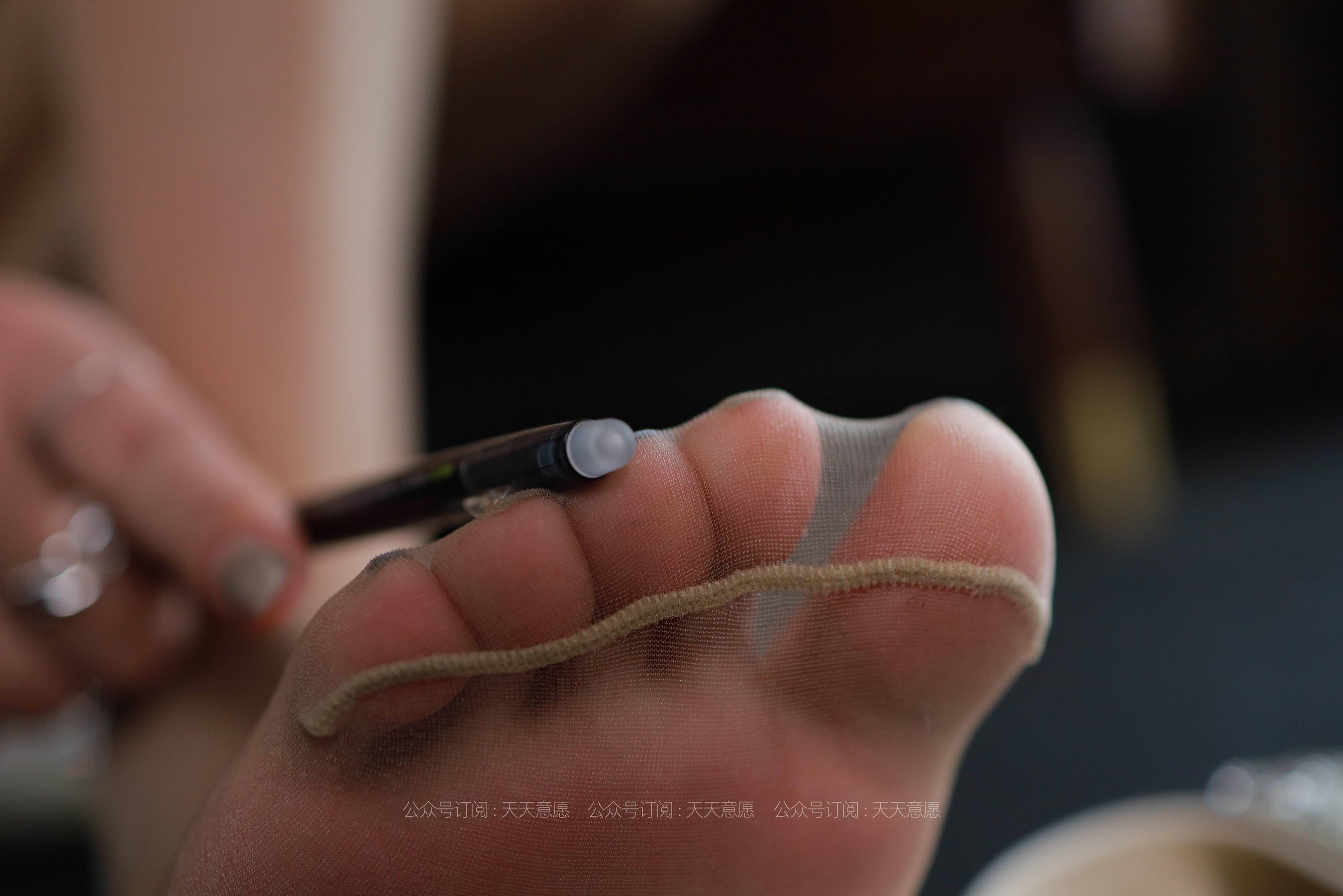 [IESS异思趣向] 丝享家 825：西瓜《能干的长腿秘书》 丝袜美腿套图