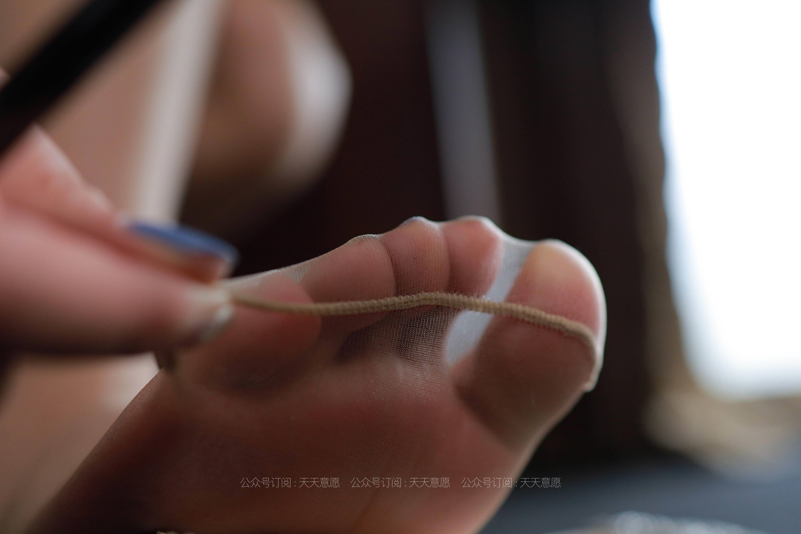[IESS异思趣向] 丝享家 825：西瓜《能干的长腿秘书》 丝袜美腿套图
