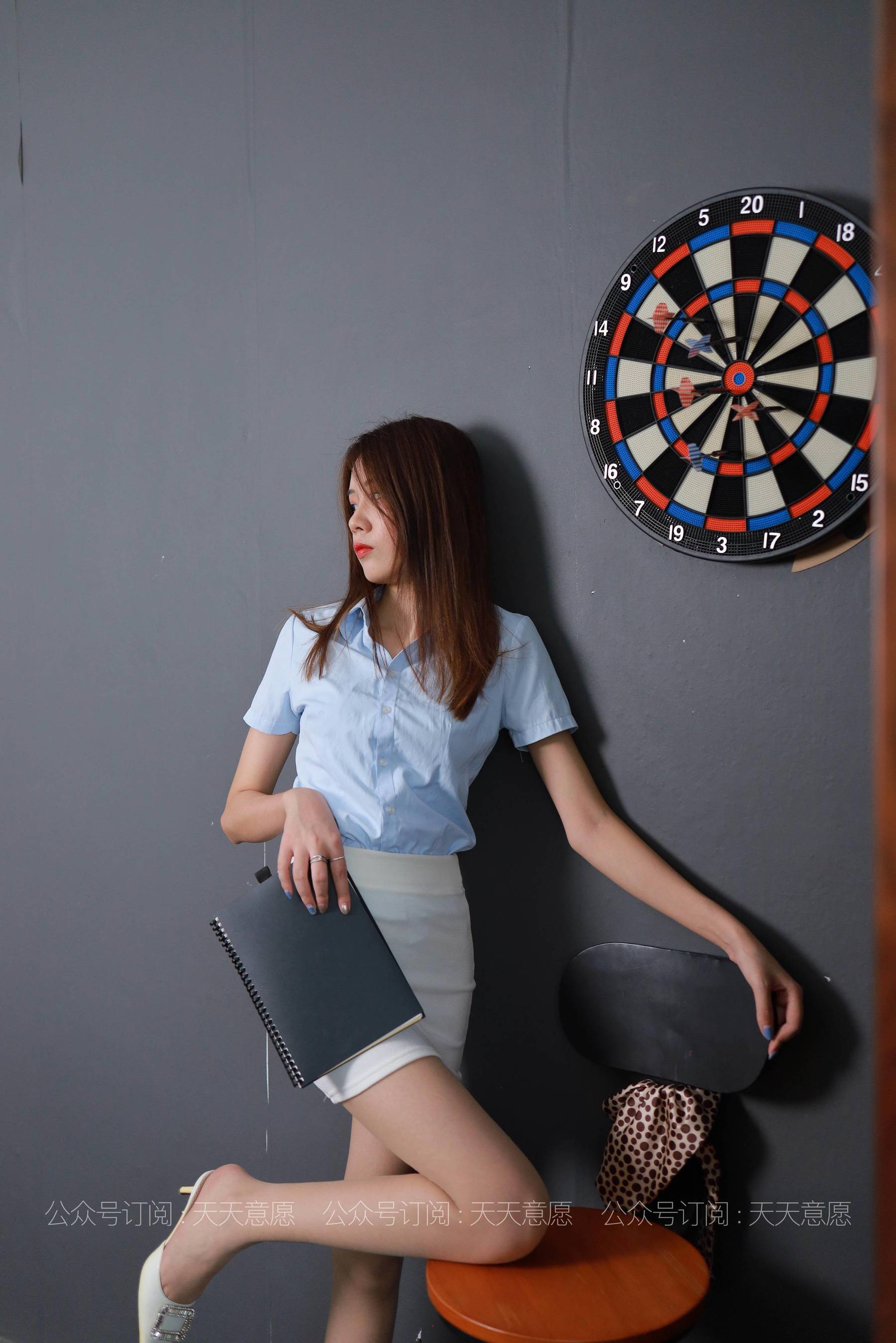 [IESS异思趣向] 丝享家 825：西瓜《能干的长腿秘书》 丝袜美腿套图