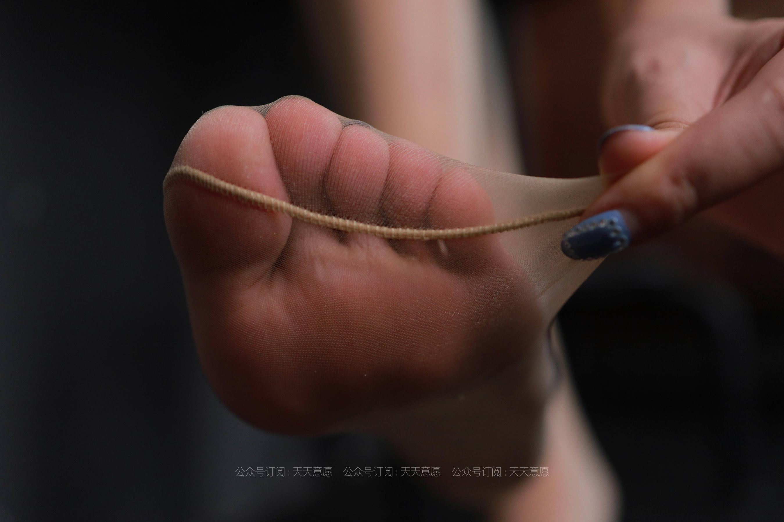 [IESS异思趣向] 丝享家 825：西瓜《能干的长腿秘书》 丝袜美腿套图