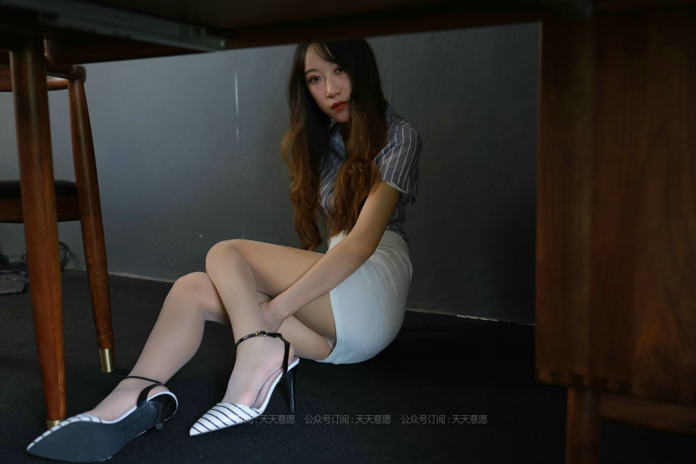 [IESS异思趣向] 丝享家829：怡怡《长腿实习生》 丝袜美腿套图