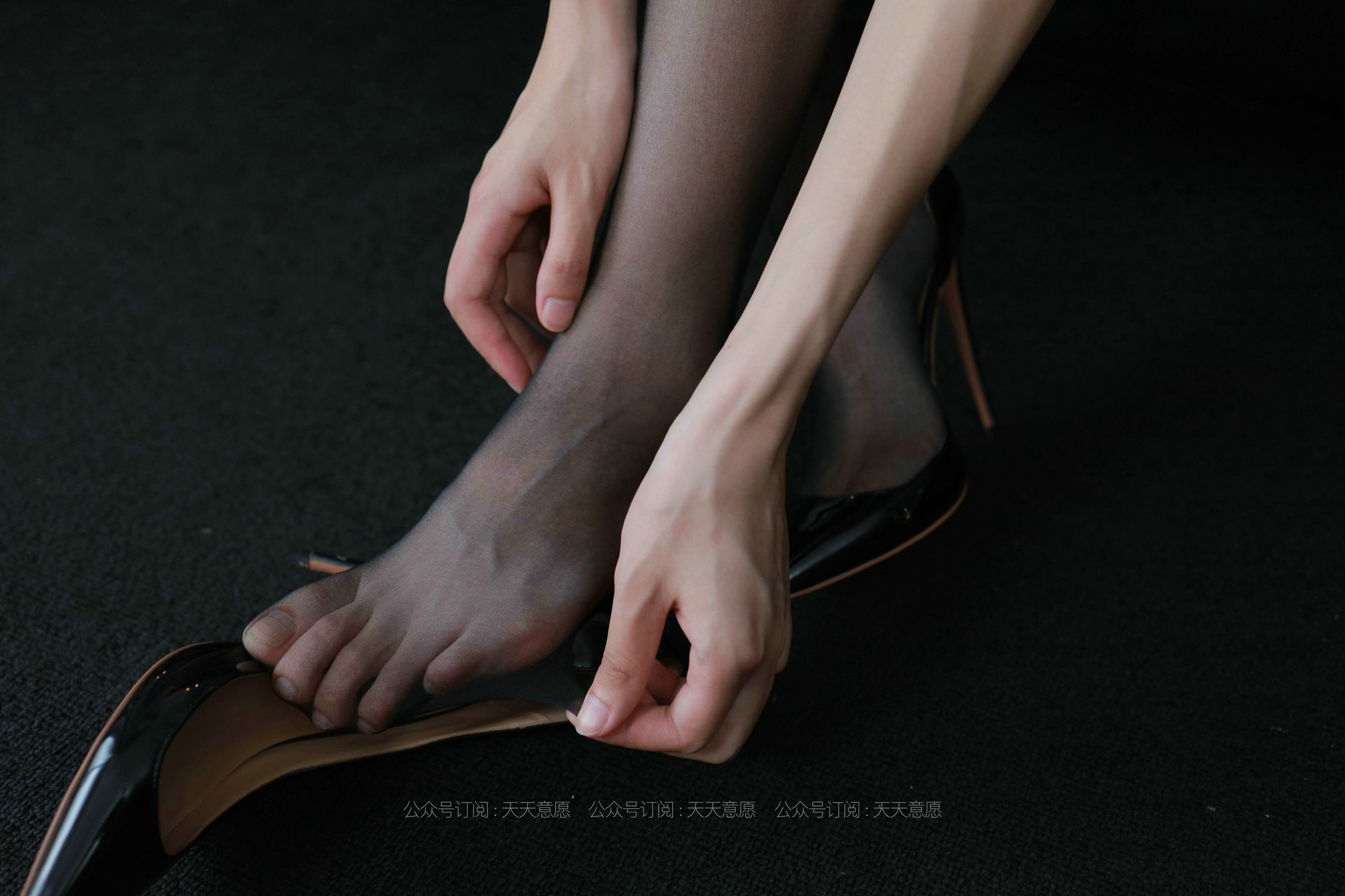 [IESS异思趣向] 丝享家831：肉肉《长腿女制服》  丝袜美腿套图