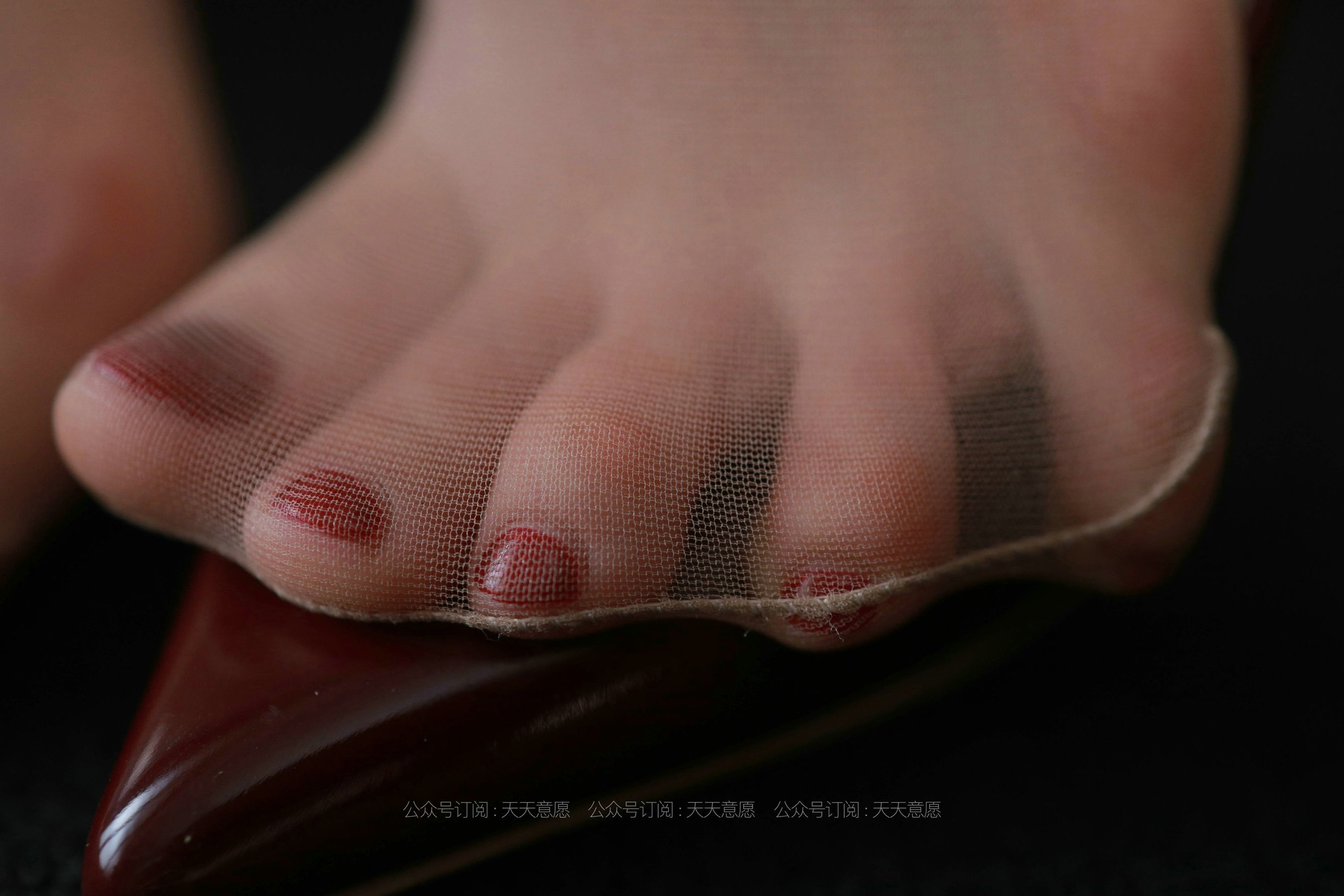 [IESS异思趣向] 丝享家 834：小六《花样年华》 丝袜美腿套图