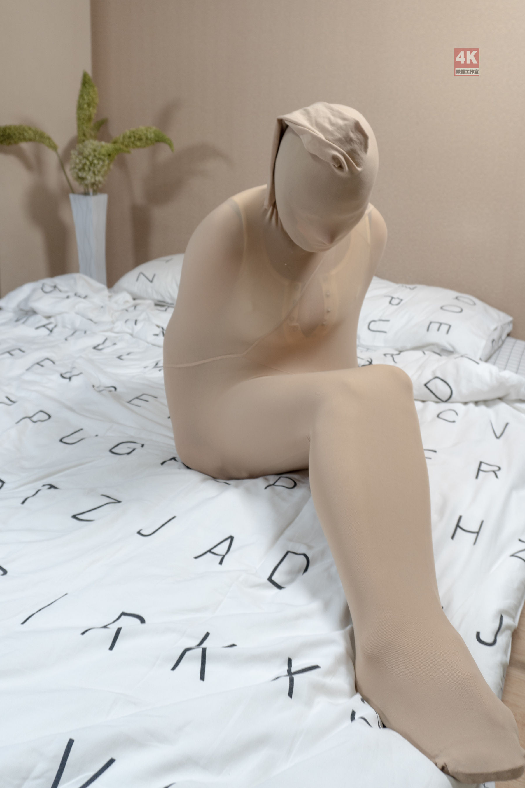 [丽柜Ligui] 网络丽人 Model 奈沐子 《光滑丝袜茧》