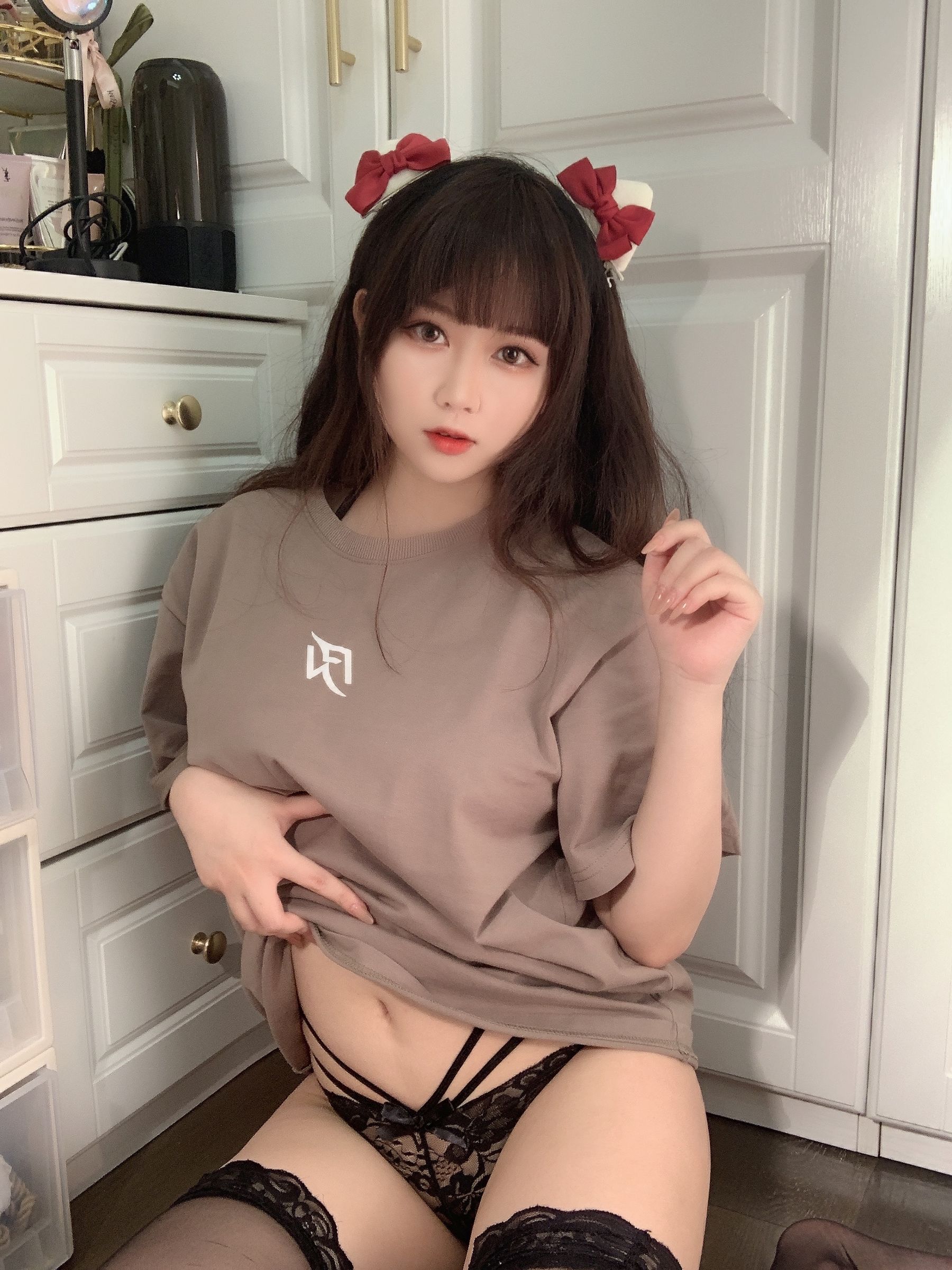 [网红COSER写真] 蜜桃少女是依酱呀 - T恤底下