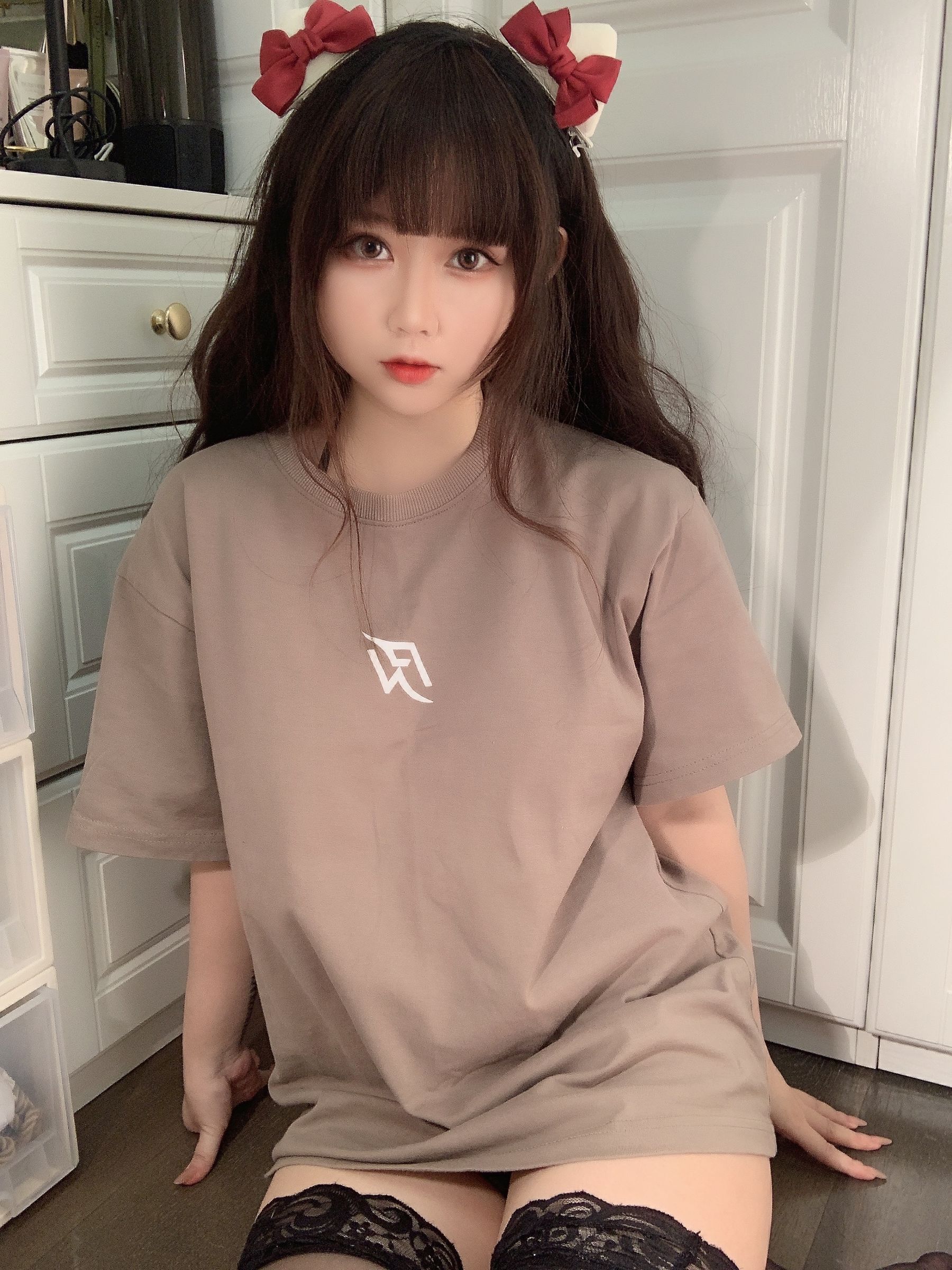 [网红COSER写真] 蜜桃少女是依酱呀 - T恤底下