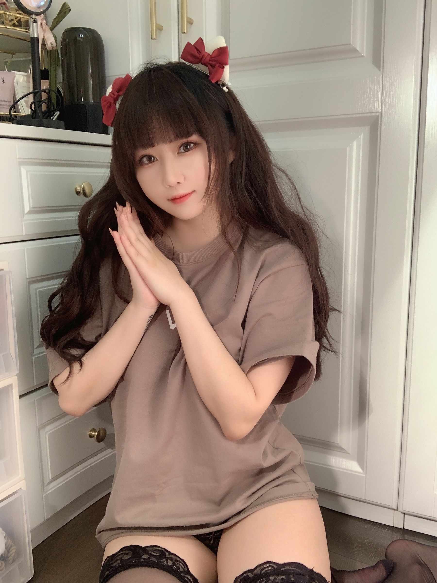 [网红COSER写真] 蜜桃少女是依酱呀 - T恤底下