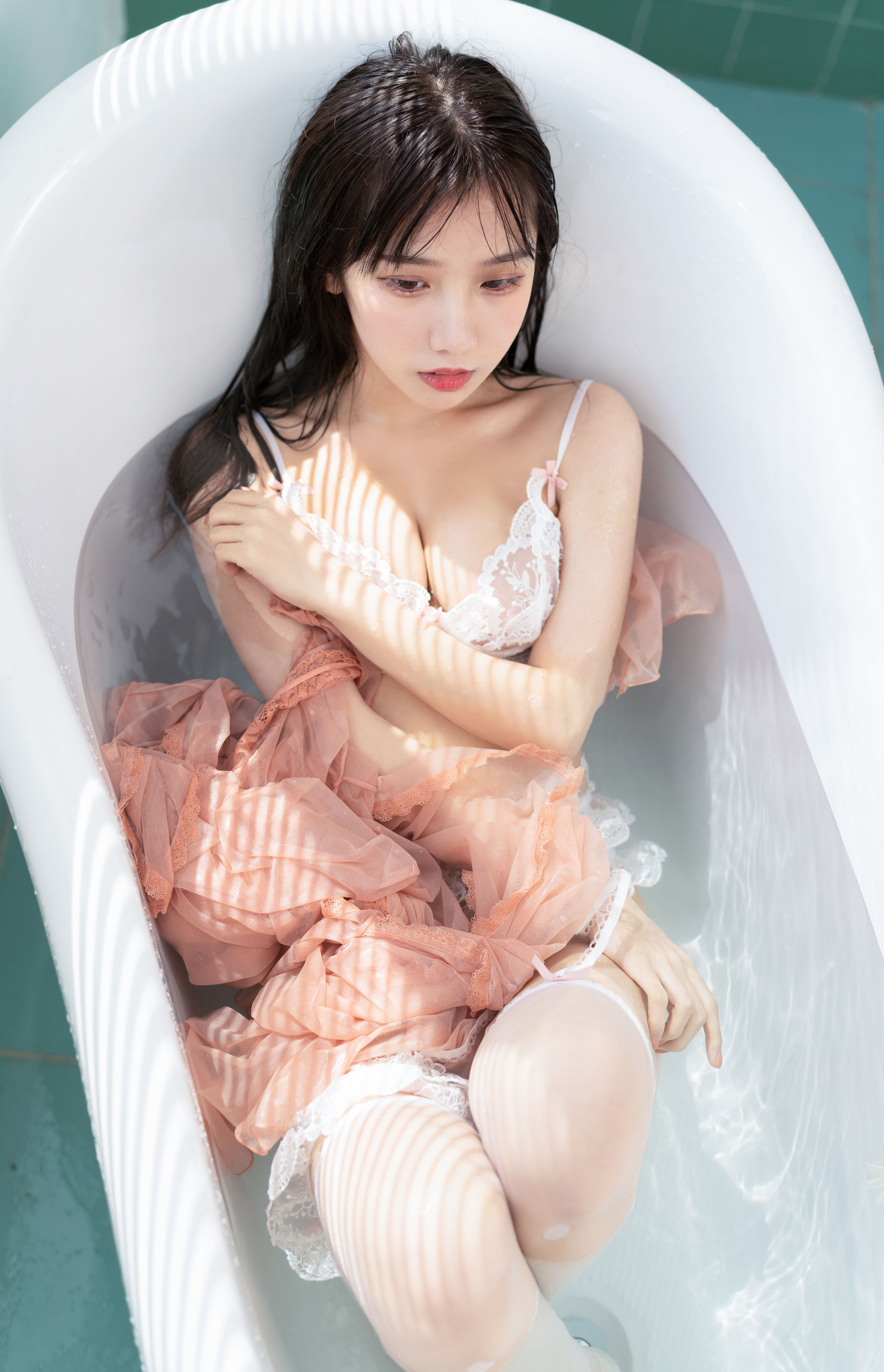 [网红COSER写真] 动漫博主果咩酱w - 浴缸