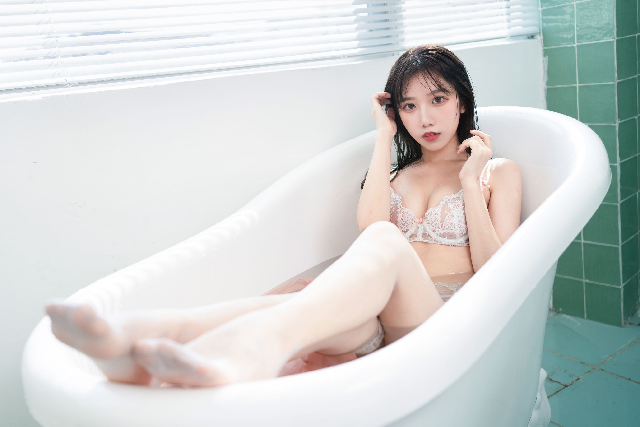 [网红COSER写真] 动漫博主果咩酱w - 浴缸