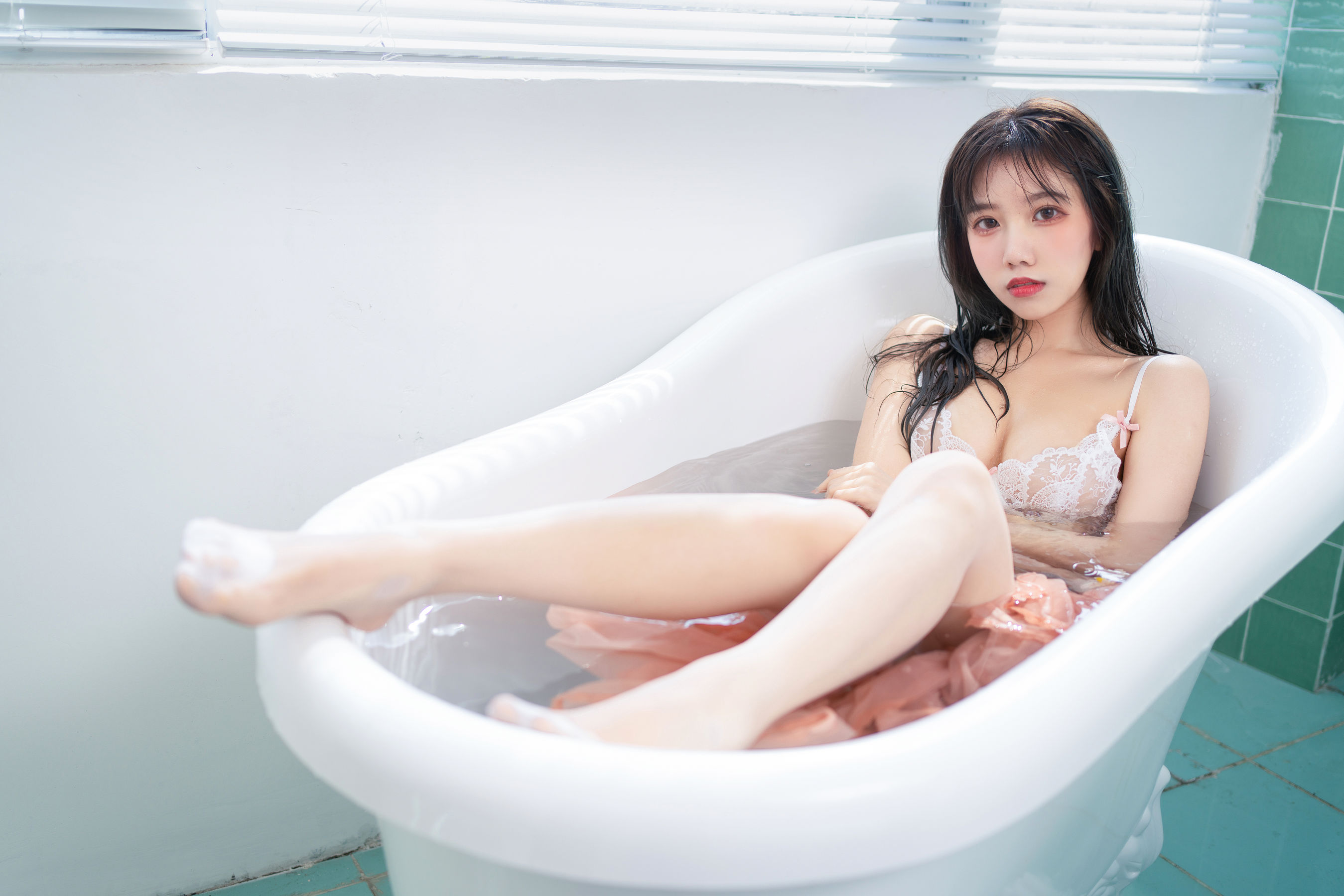 [网红COSER写真] 动漫博主果咩酱w - 浴缸