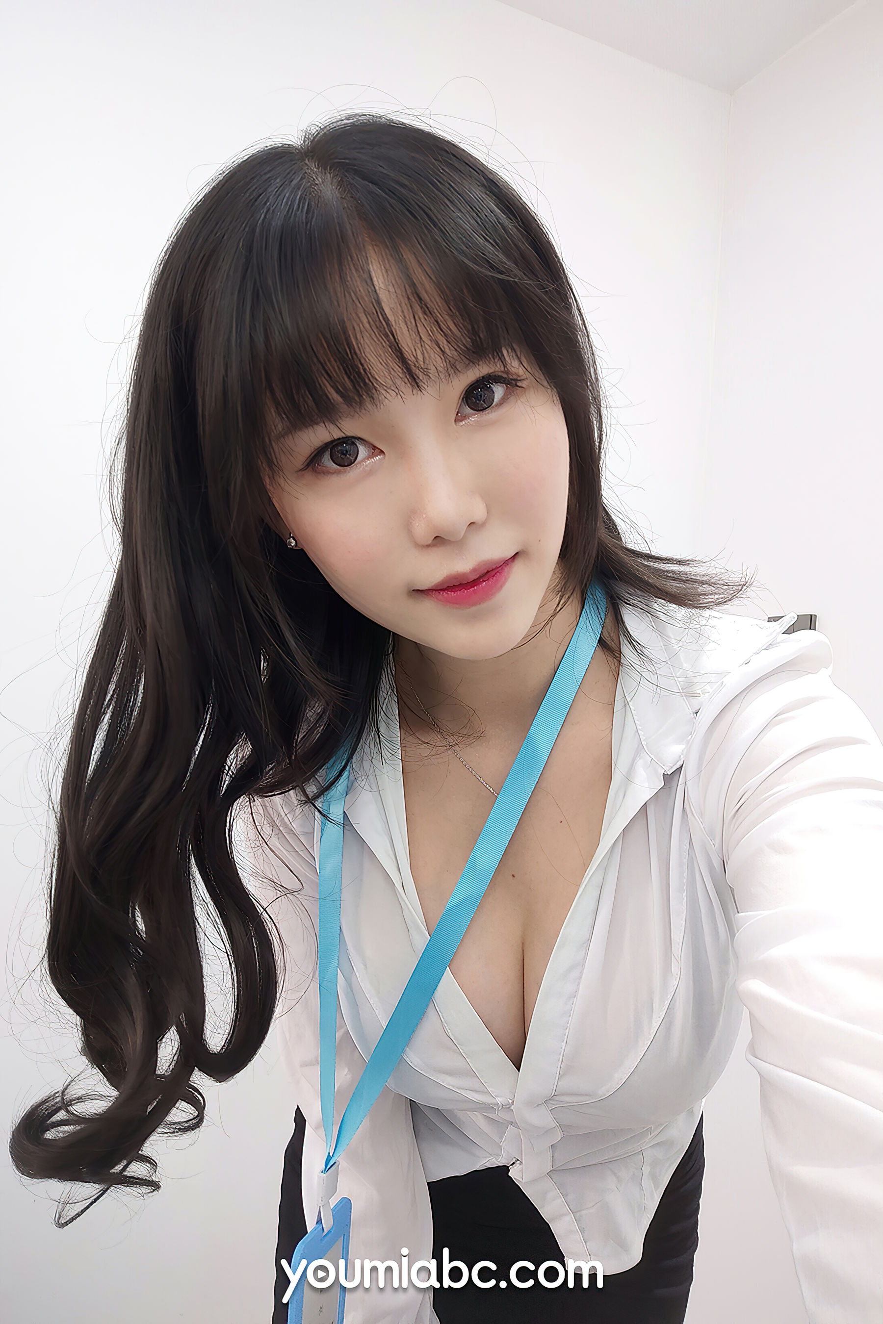 [尤蜜YouMi]  抖娘利世 OL午间自拍