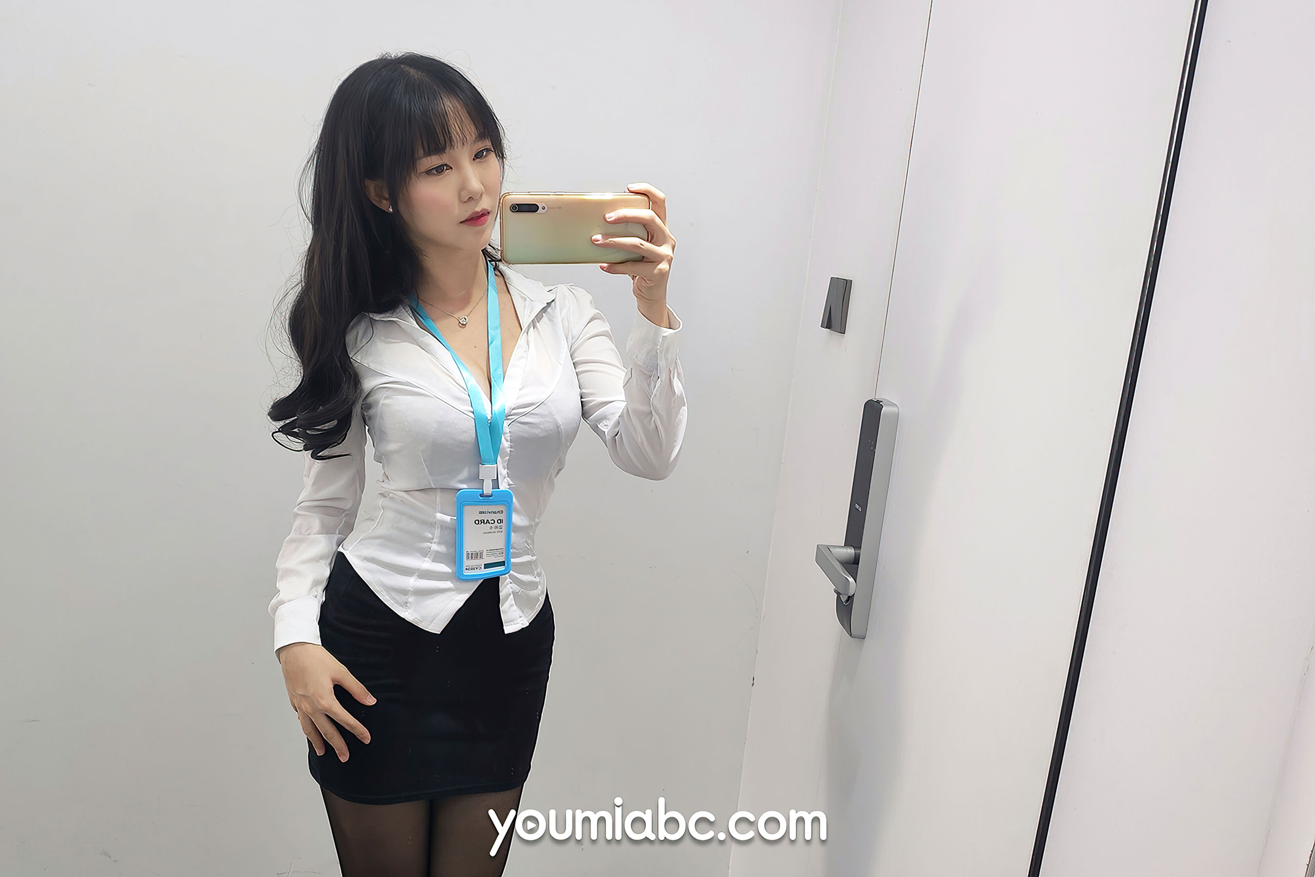 [尤蜜YouMi]  抖娘利世 OL午间自拍