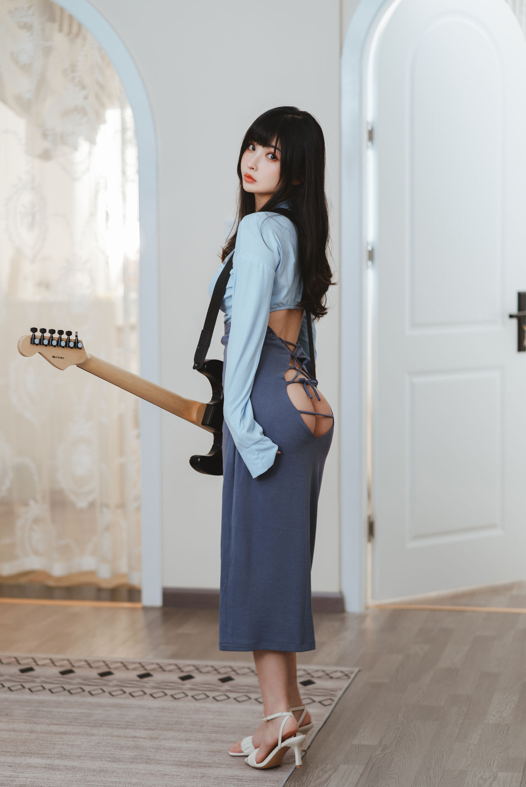 [网红COSER写真] COS福利rioko凉凉子 - 吉他妹妹系带裙