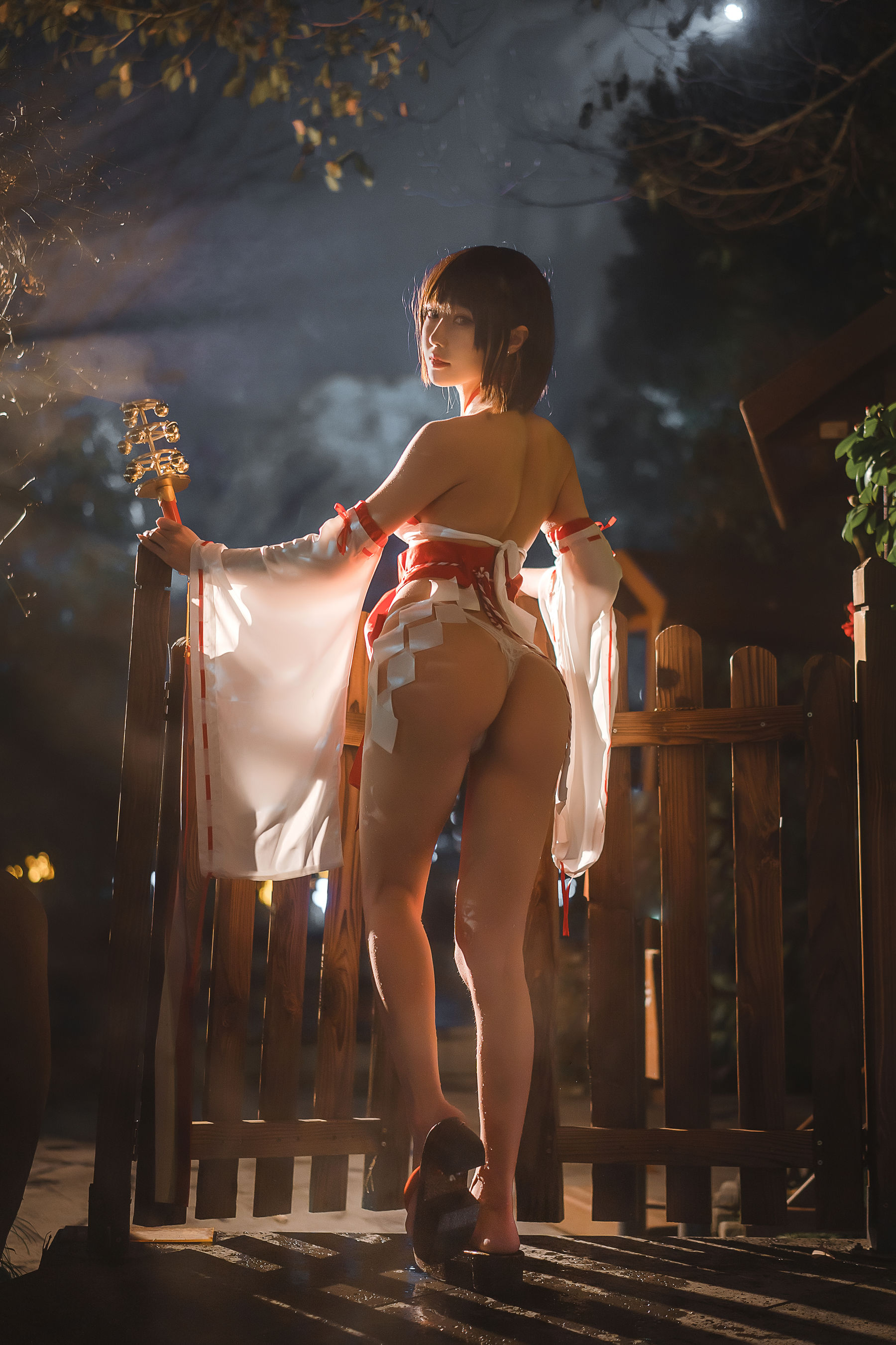 [网红COSER写真] 动漫博主阿包也是兔娘 - 温泉巫女