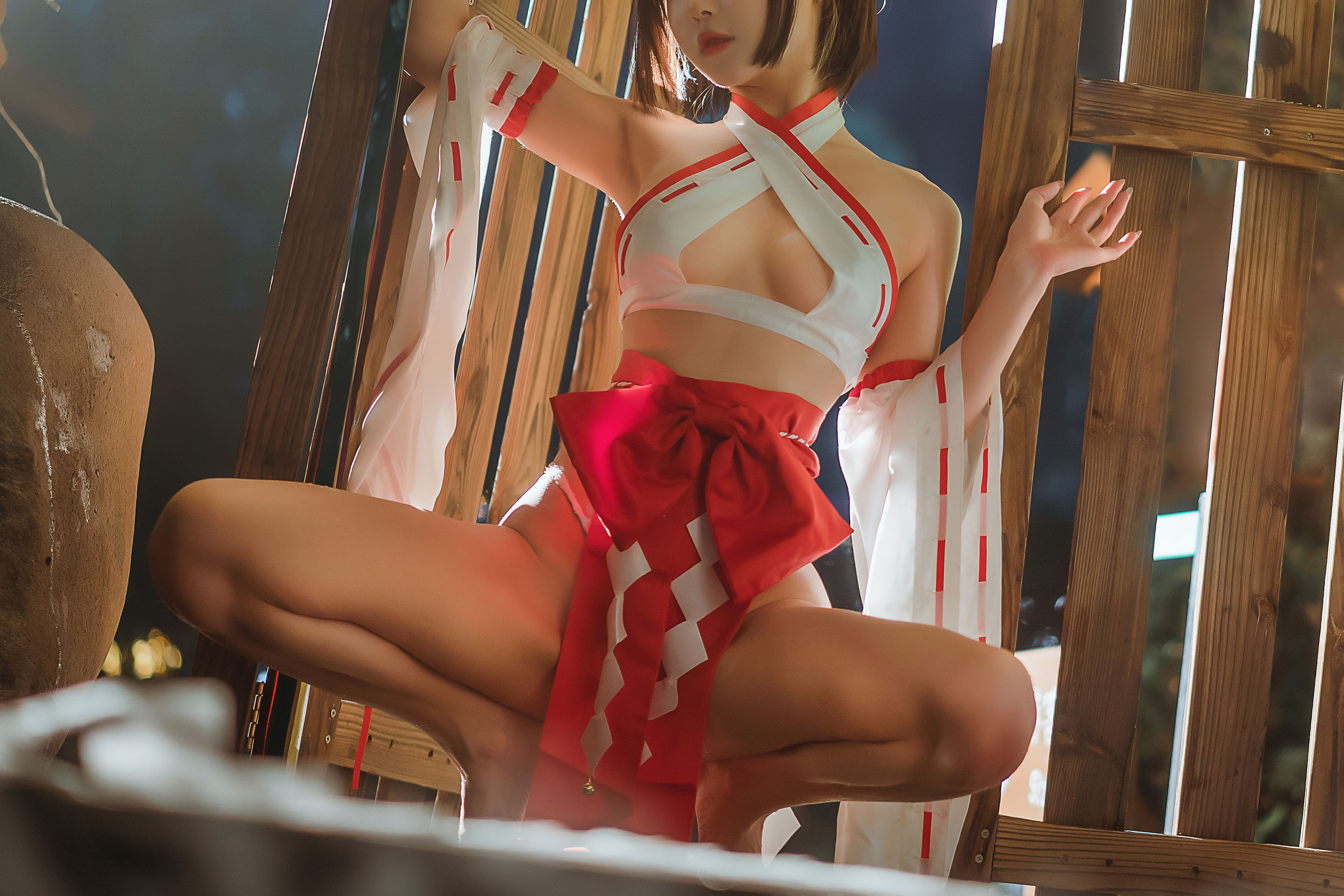 [网红COSER写真] 动漫博主阿包也是兔娘 - 温泉巫女