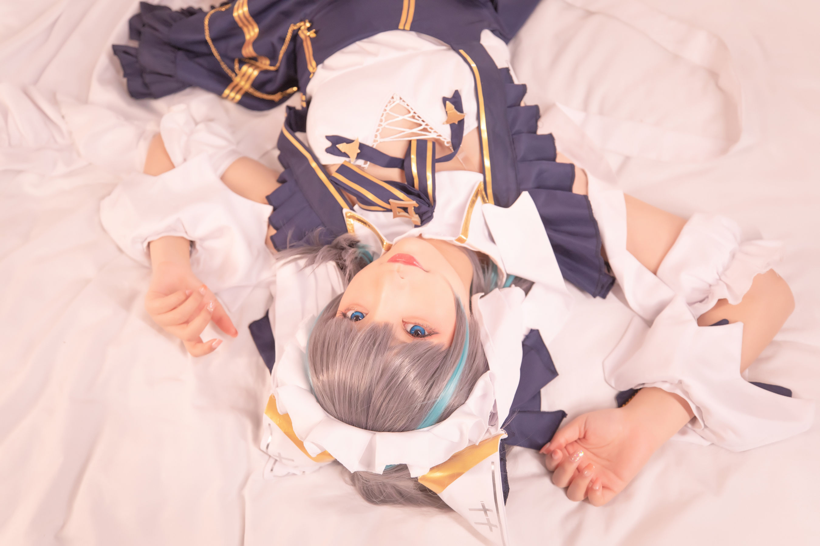 [网红COSER写真] 萝莉神楽板真冬 之柴郡 - 纯色庭院