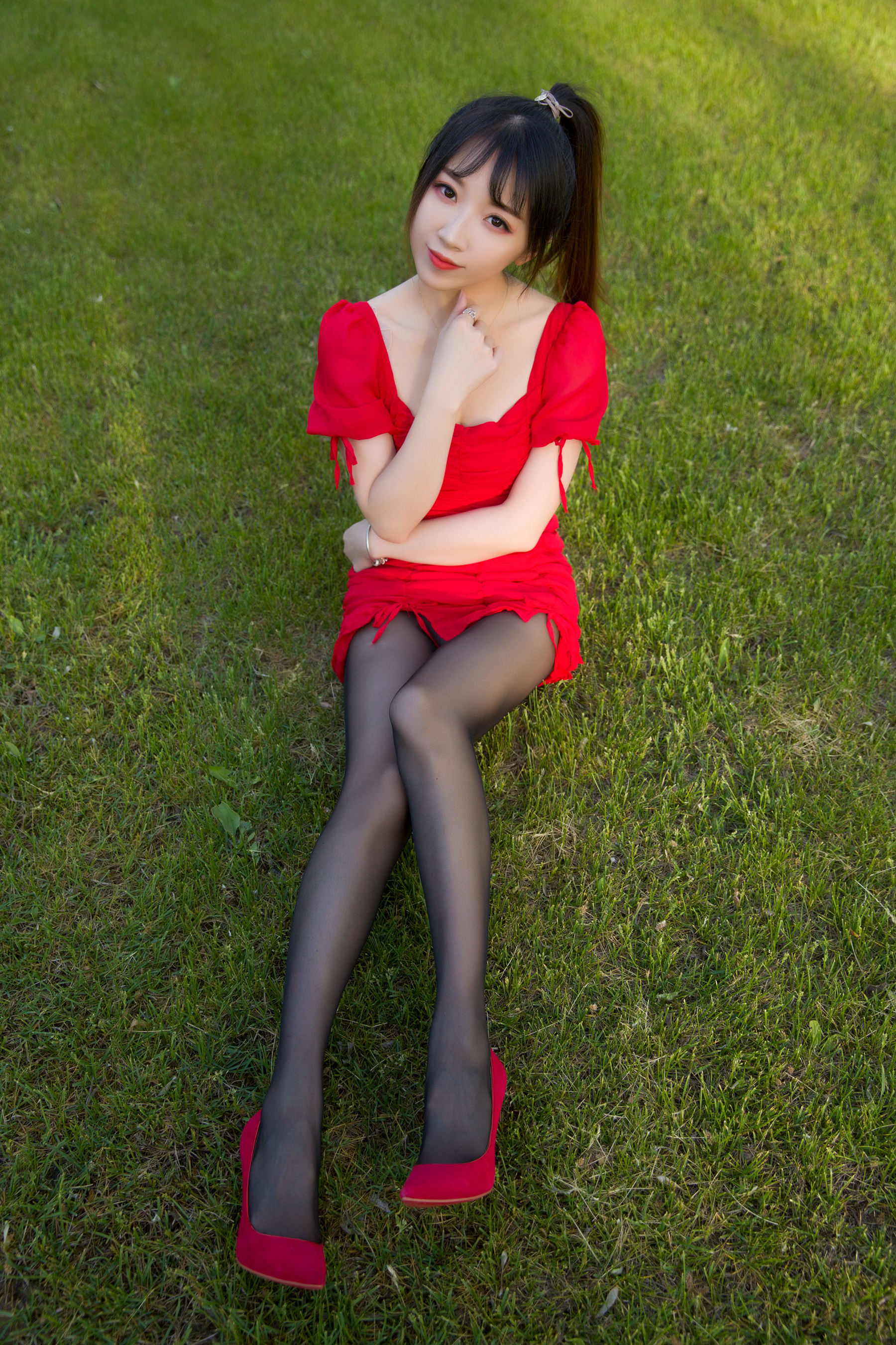 [网红COSER写真] 斗鱼主播小女巫露娜 - 户外小红裙