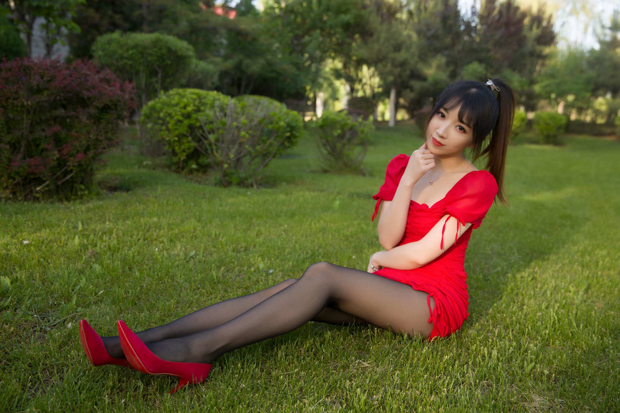[网红COSER写真] 斗鱼主播小女巫露娜 - 户外小红裙